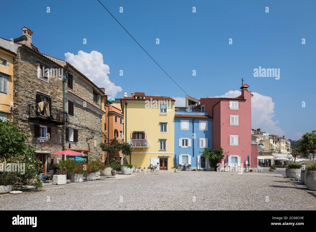 Promenade e appartamenti sul promontorio di Pirano, Litorale Sloveno, Penisola Istriana, Slovenia Foto Stock