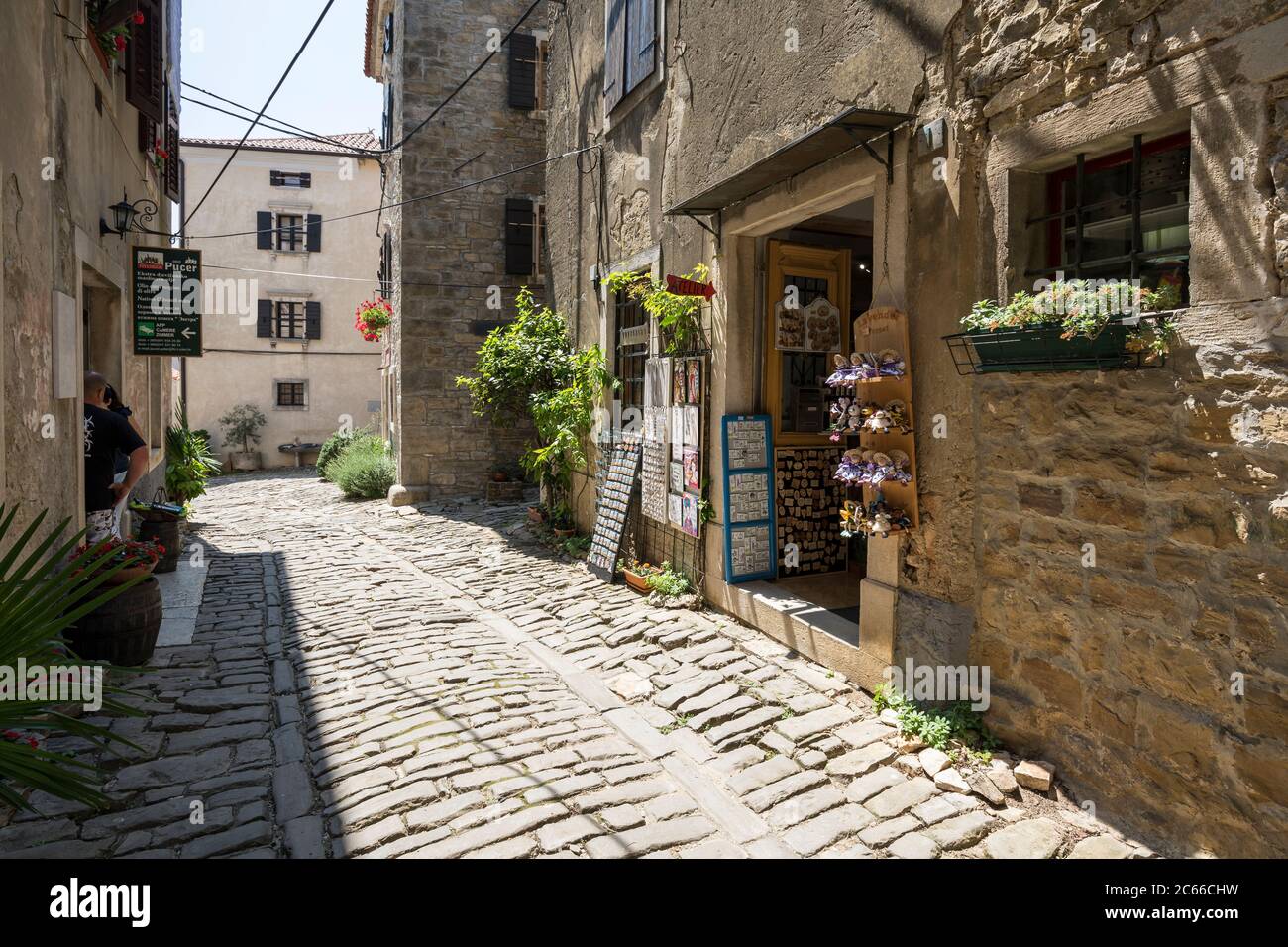 Strada stretta nel villaggio di montagna di Groznjan, Istria, Croazia Foto Stock