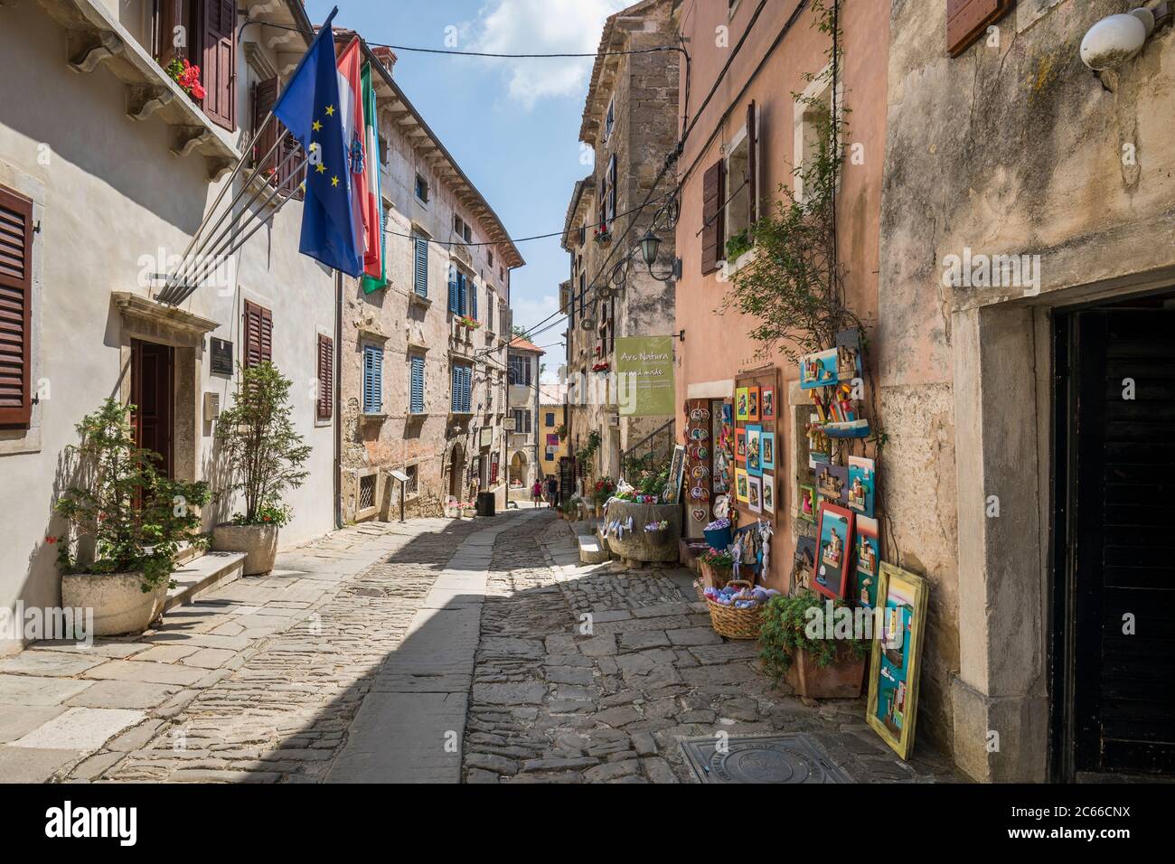 Città vecchia, strada stretta, villaggio di montagna di Groznjan, Istria, Croazia Foto Stock