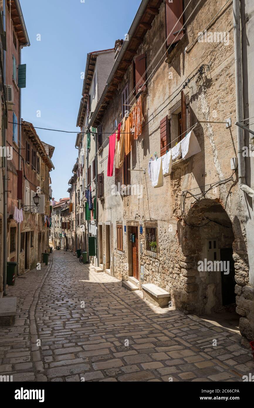 Strada stretta nella città vecchia di Rovigno, Istria, Croazia Foto Stock