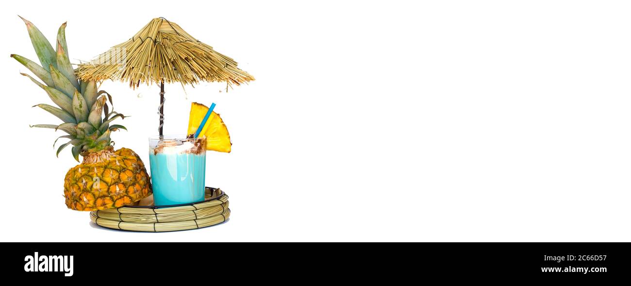 Ananas shake blu pinna colada drink cocktail milkshake al mini bar sulla  spiaggia con ombrellone, Tahiti, Polinesia francese. Bevanda tropicale ed  esotica iso Foto stock - Alamy