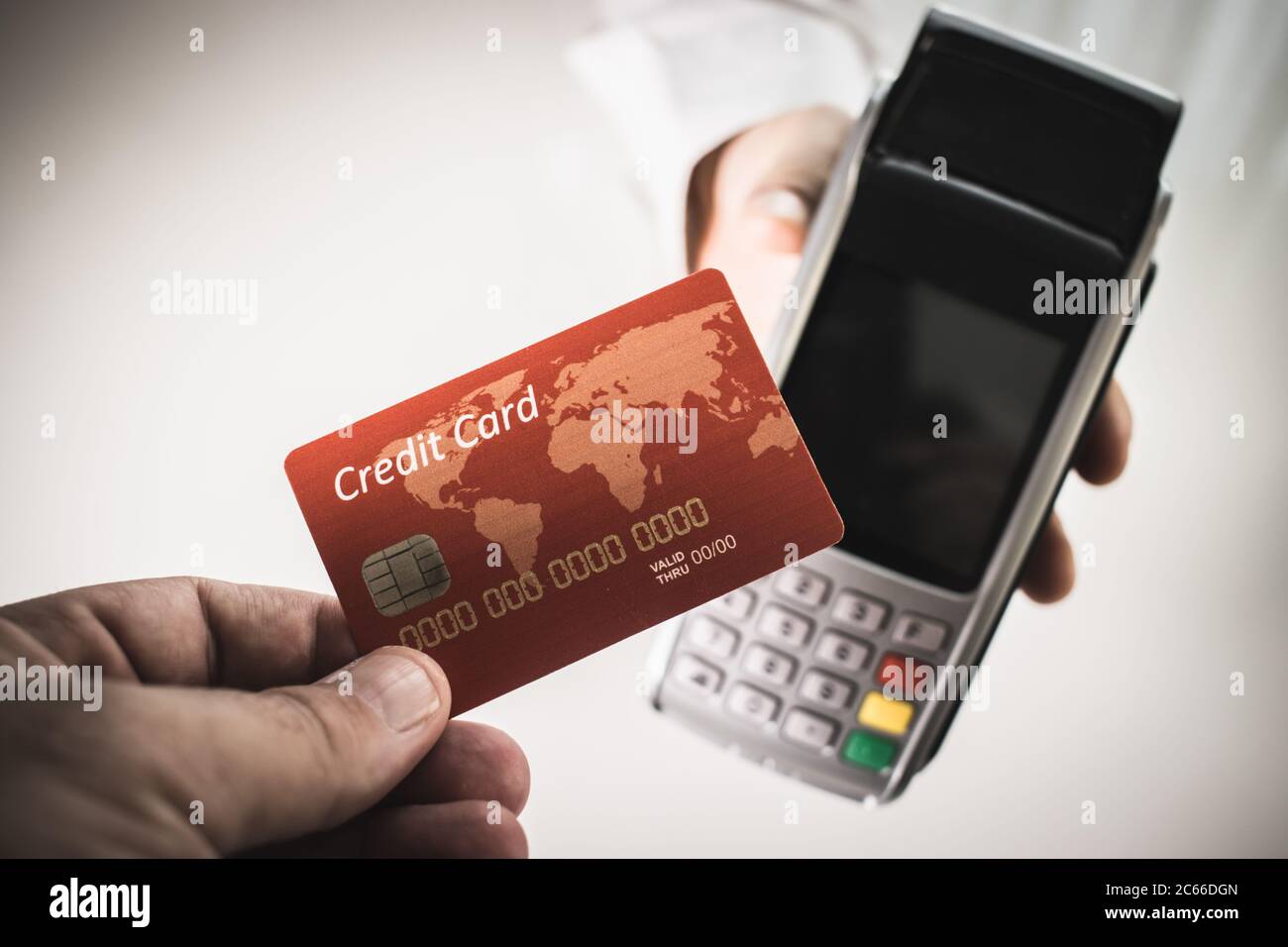 Mano del cliente che paga con carta di credito senza contatto con tecnologia NFC. Foto Stock