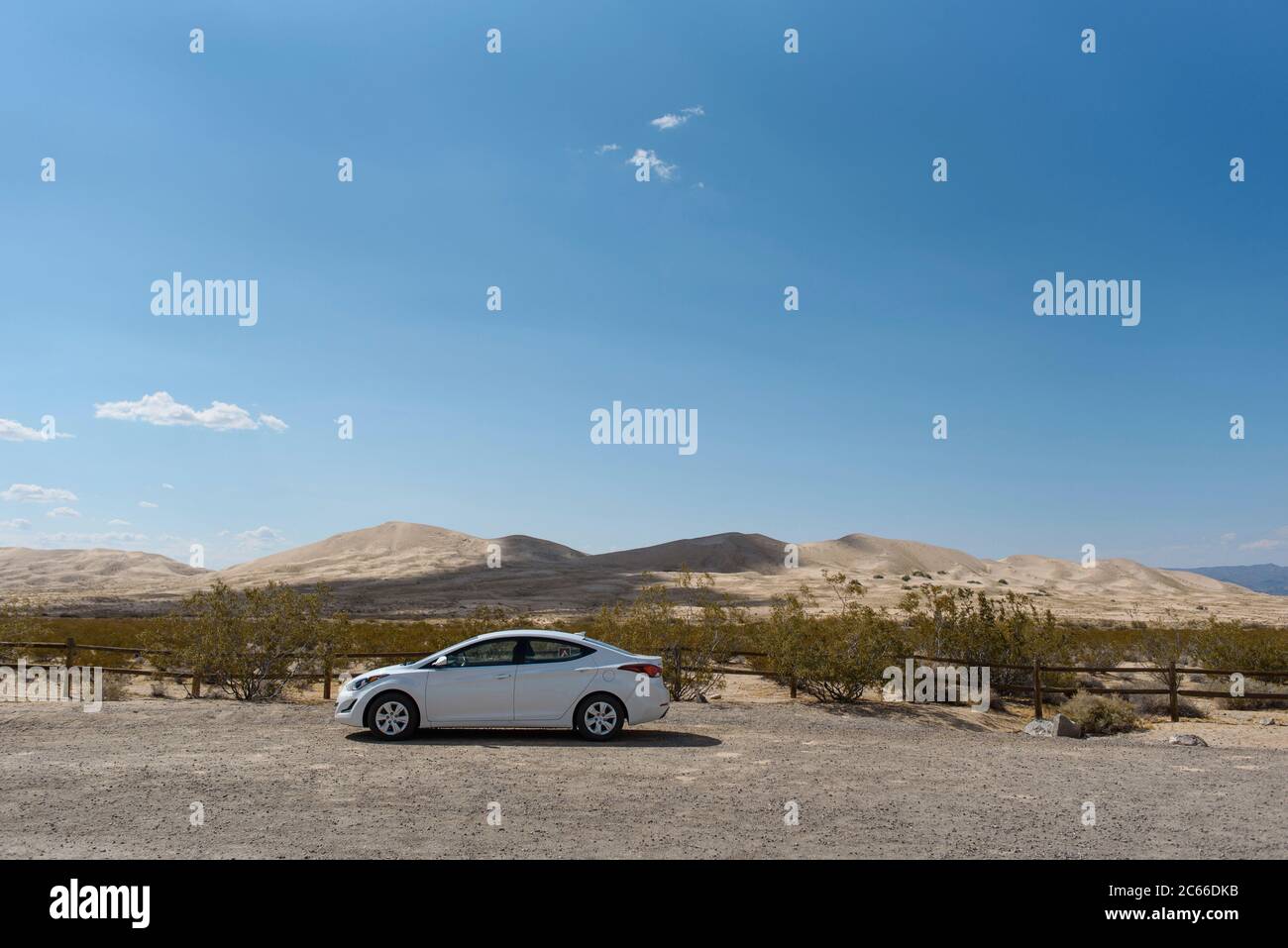 Auto nel deserto di Mojave in California, Stati Uniti Foto Stock