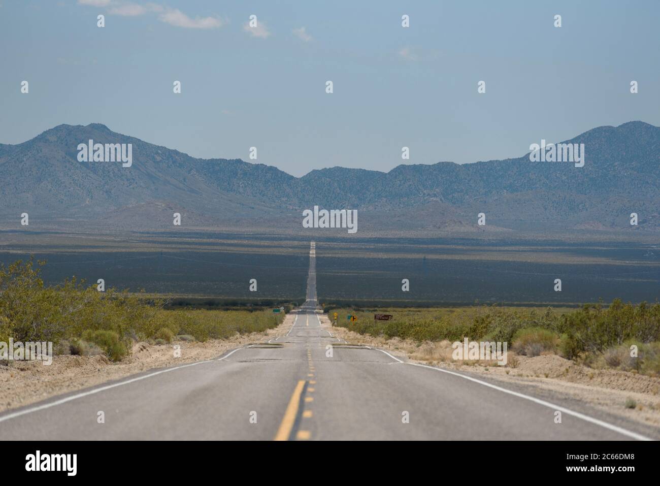 Road nel deserto di Mojave in California, USA Foto Stock