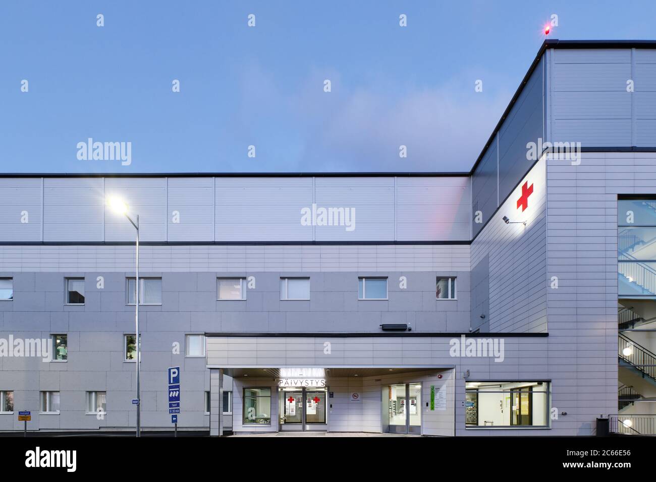 Joensuu, Finlandia - 26 aprile 2020: Il nuovissimo edificio dei pronto soccorso dell'Ospedale Centrale della Carelia del Nord. Foto Stock