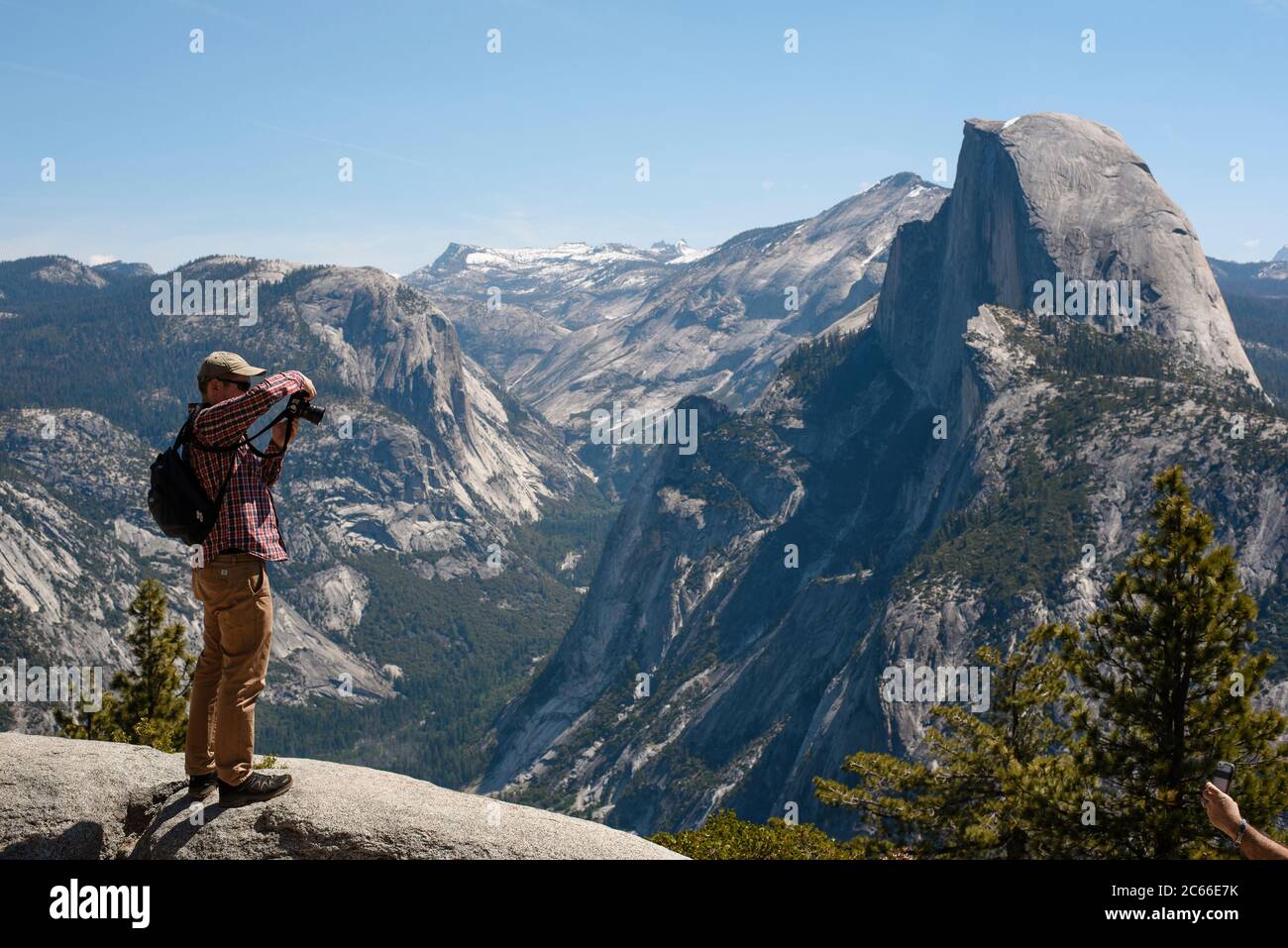 Uomo che scatta foto al Parco Nazionale di Yosemite in California, USA Foto Stock