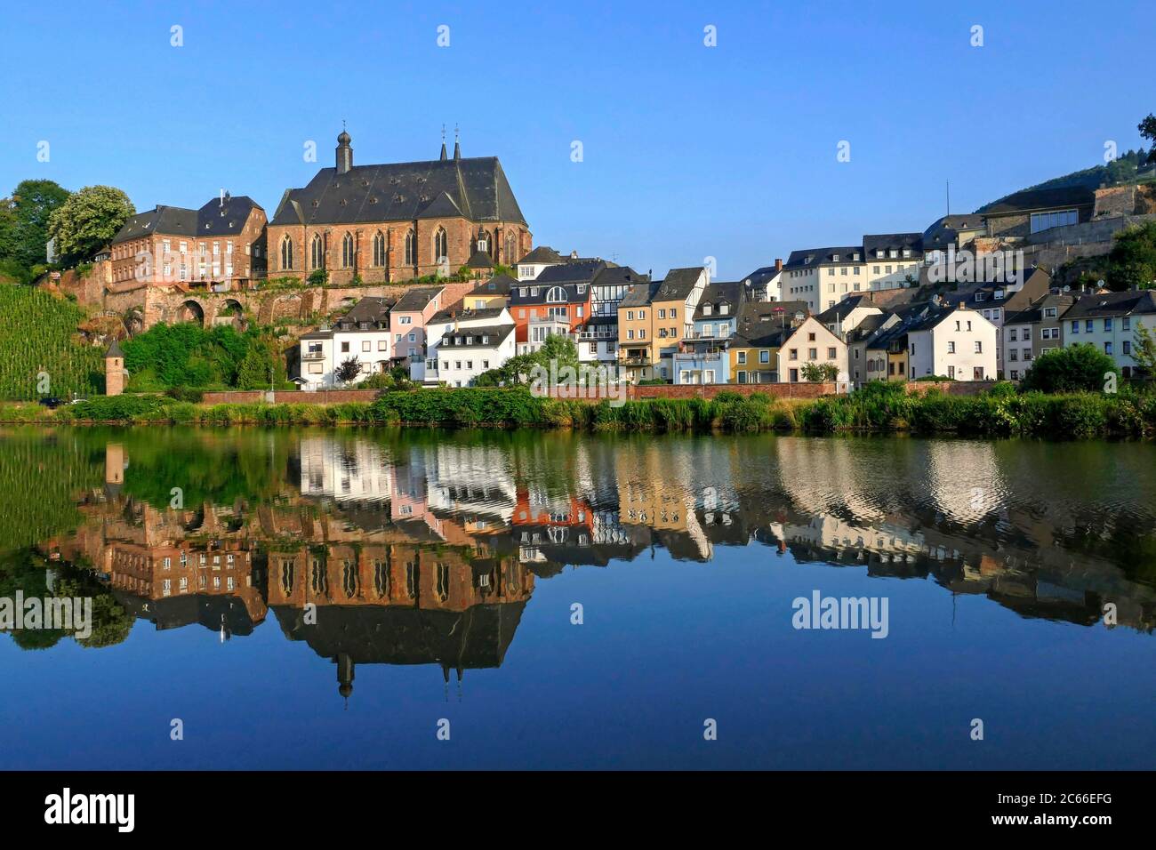 Chiesa parrocchiale di San Lorenzo e Staden Città bassa, Saarburg an der Saar, Renania-Palatinato, Foto Stock