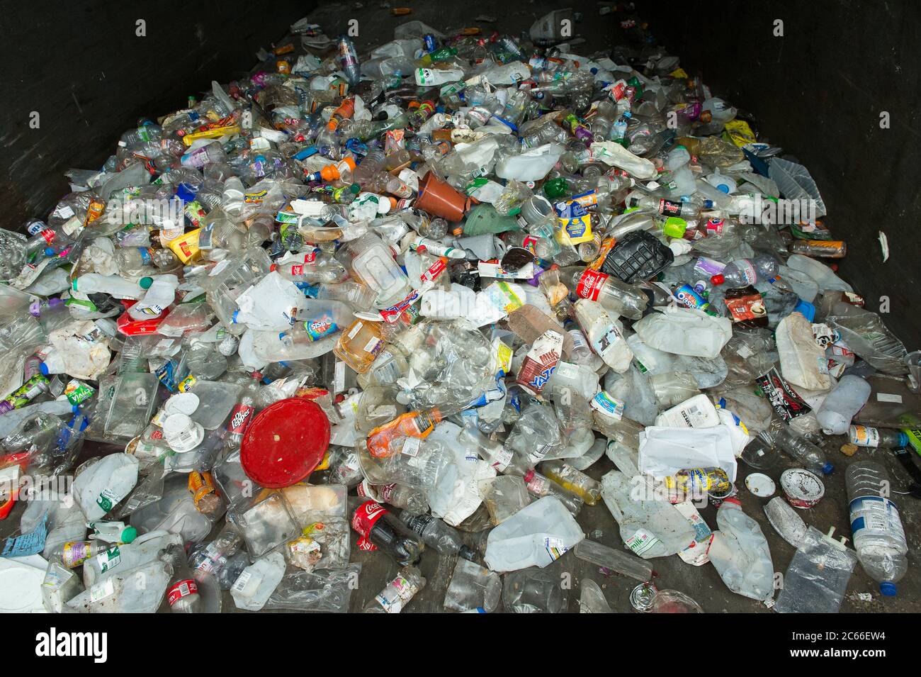 Pile di materie plastiche in un impianto di riciclaggio a Liverpool, Inghilterra, Regno Unito. Foto Stock