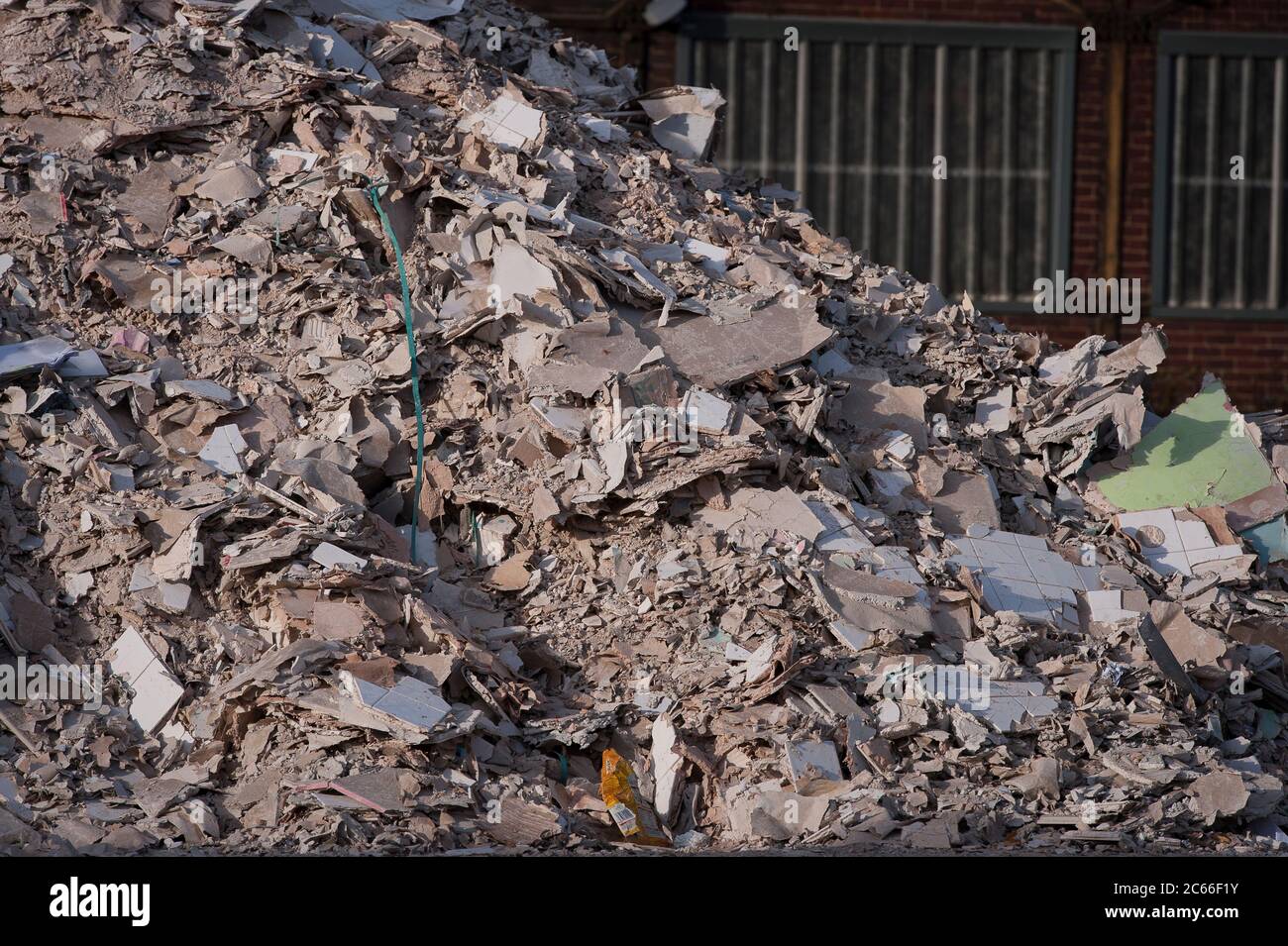 Pila di cartongesso in un impianto di riciclaggio a Liverpool, Inghilterra, Regno Unito. Foto Stock