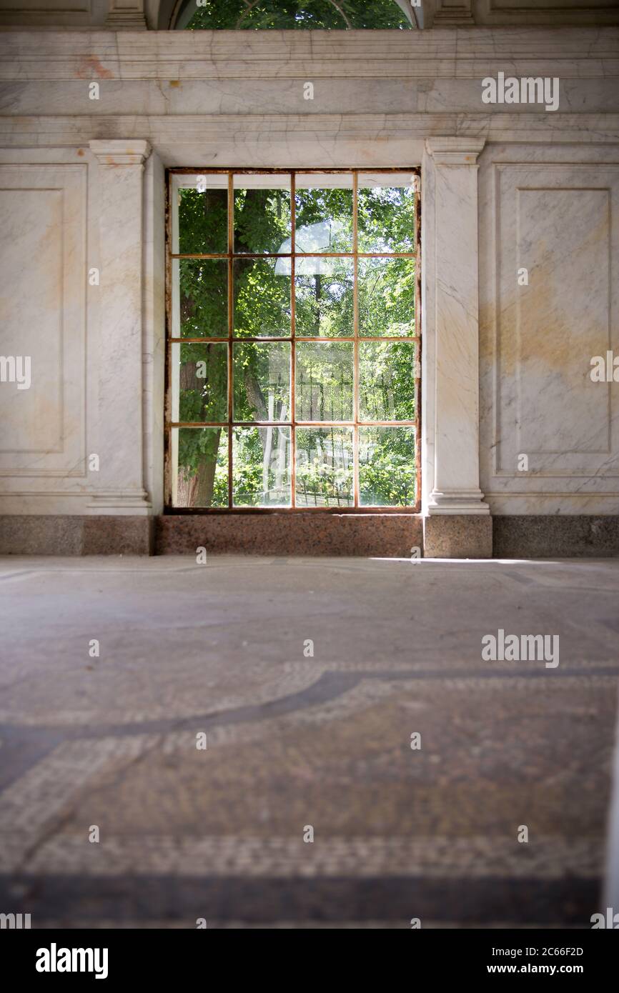 Finestra sul vecchio edificio in mattoni rossi Foto Stock