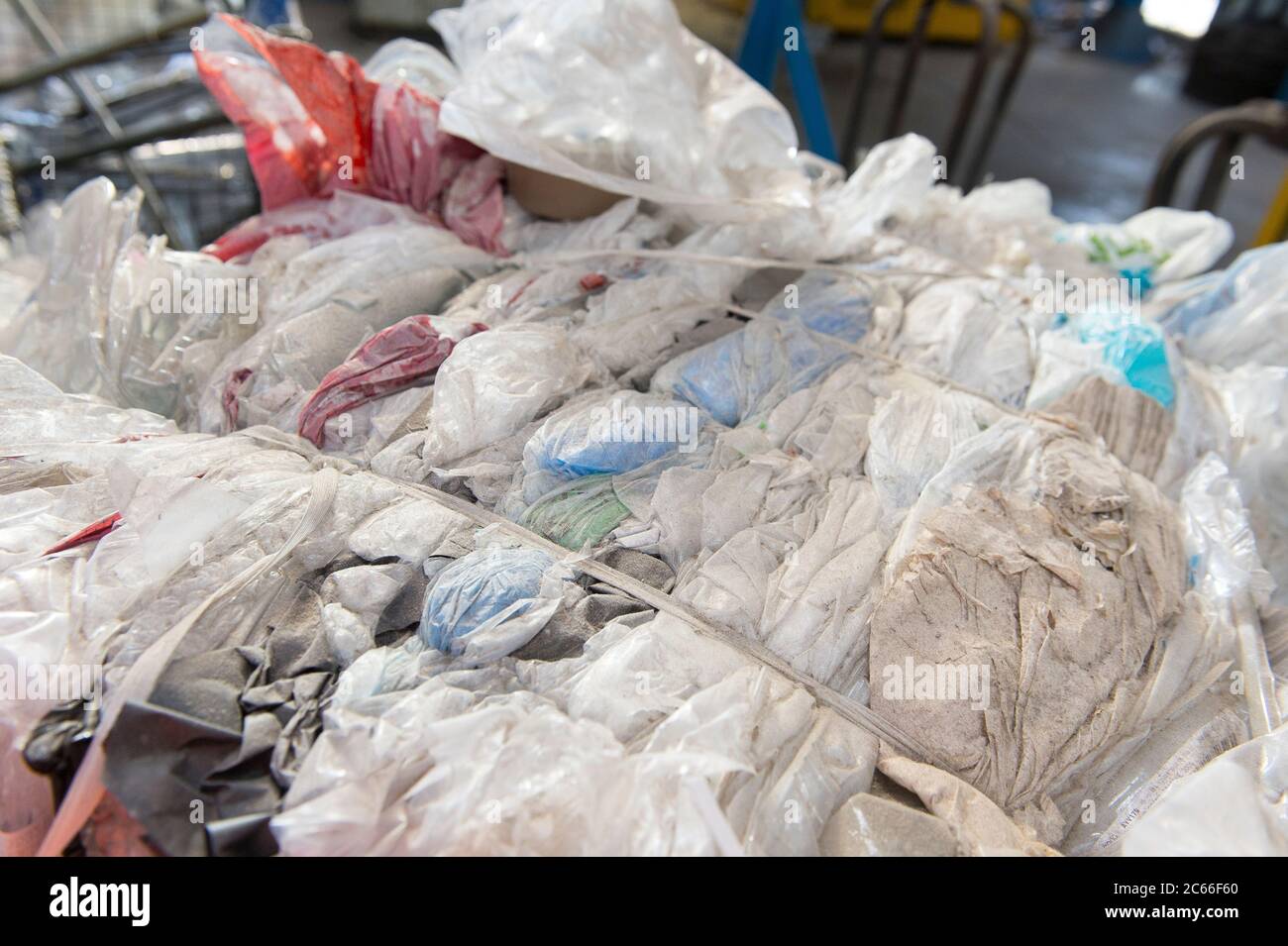 Balle di plastica presso un impianto di riciclaggio a Liverpool, Inghilterra, Regno Unito. Foto Stock