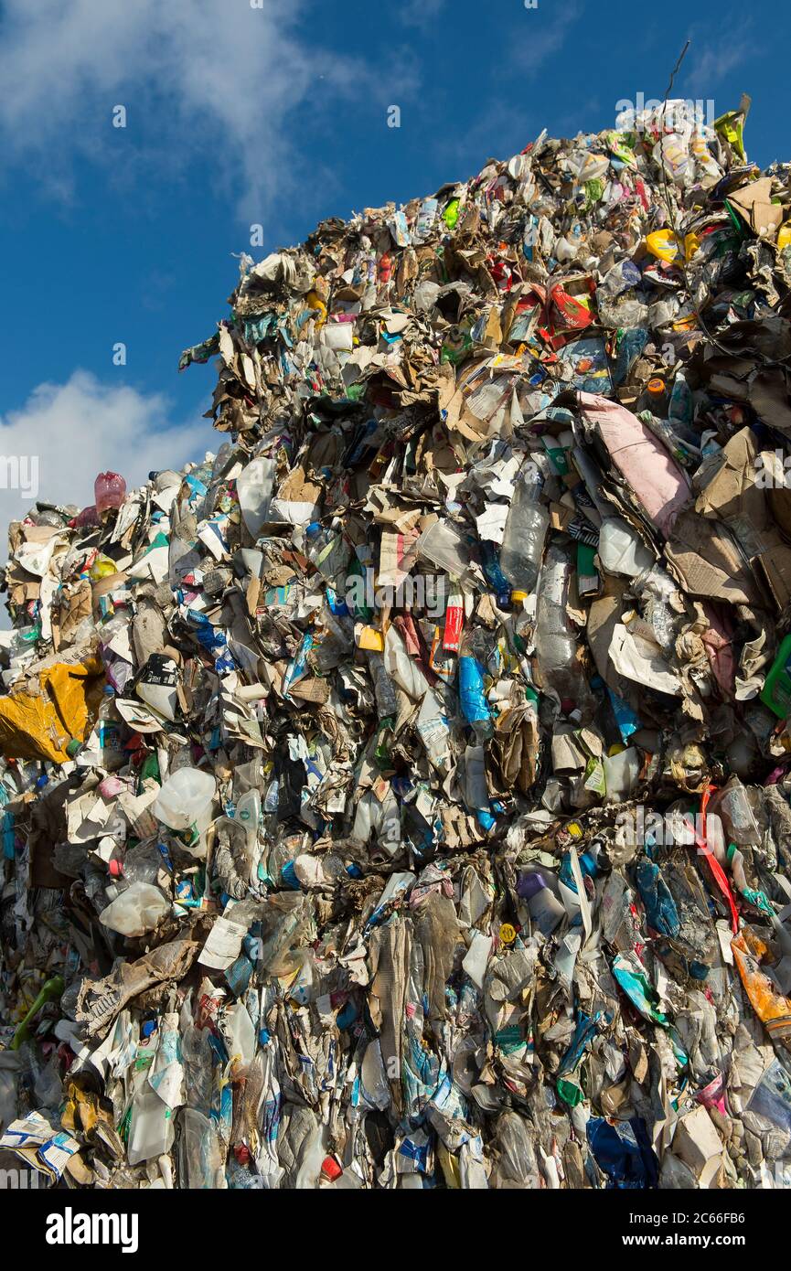 Pile di cartone presso un impianto di riciclaggio a Liverpool, Inghilterra, Regno Unito. Foto Stock