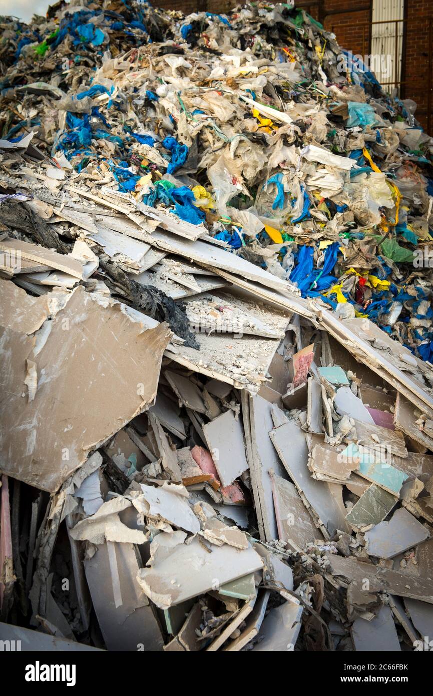 Pile di rifiuti in un impianto di riciclaggio a Liverpool, Inghilterra, Regno Unito. Foto Stock