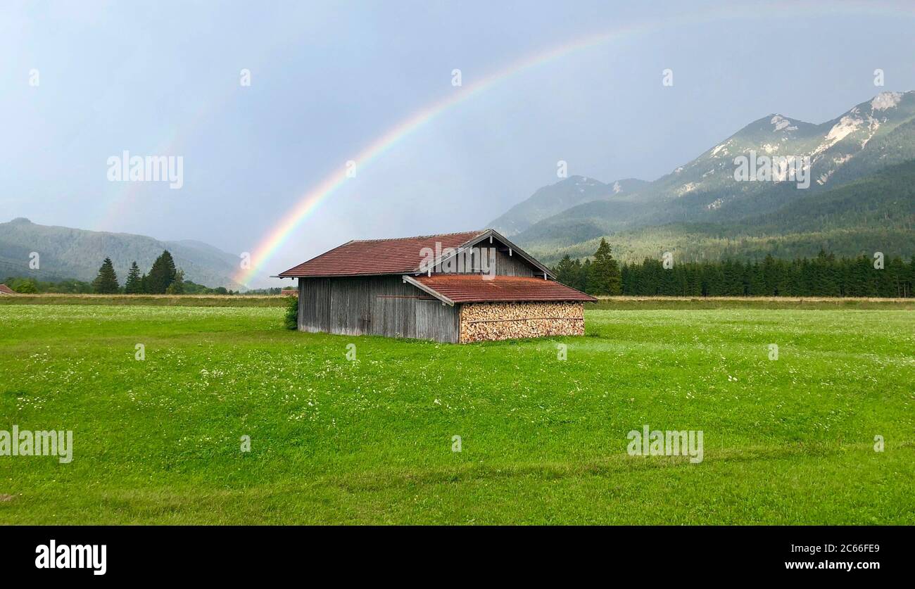 Rainbow vicino a Wallgau e Krün, Baviera, Germania Foto Stock