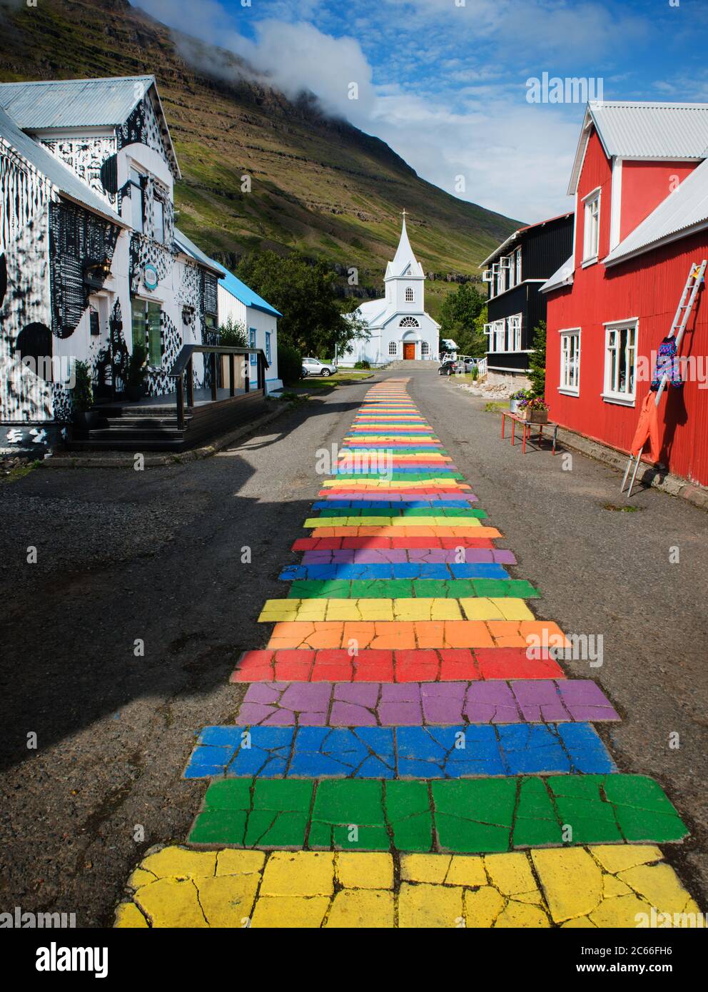 Percorso arcobaleno attraverso il villaggio di Seydisfjordur, seyðisfjörður, Islanda, Scandinavia, Europa Foto Stock