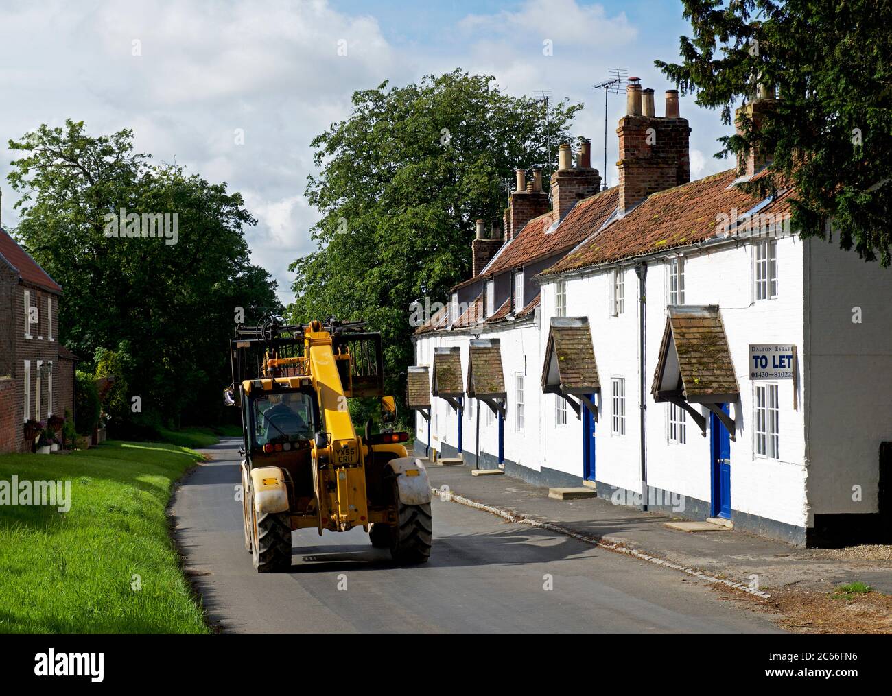 Veicolo agricolo nel villaggio di Dalton Sud, Yorkshire Orientale, Inghilterra Regno Unito Foto Stock