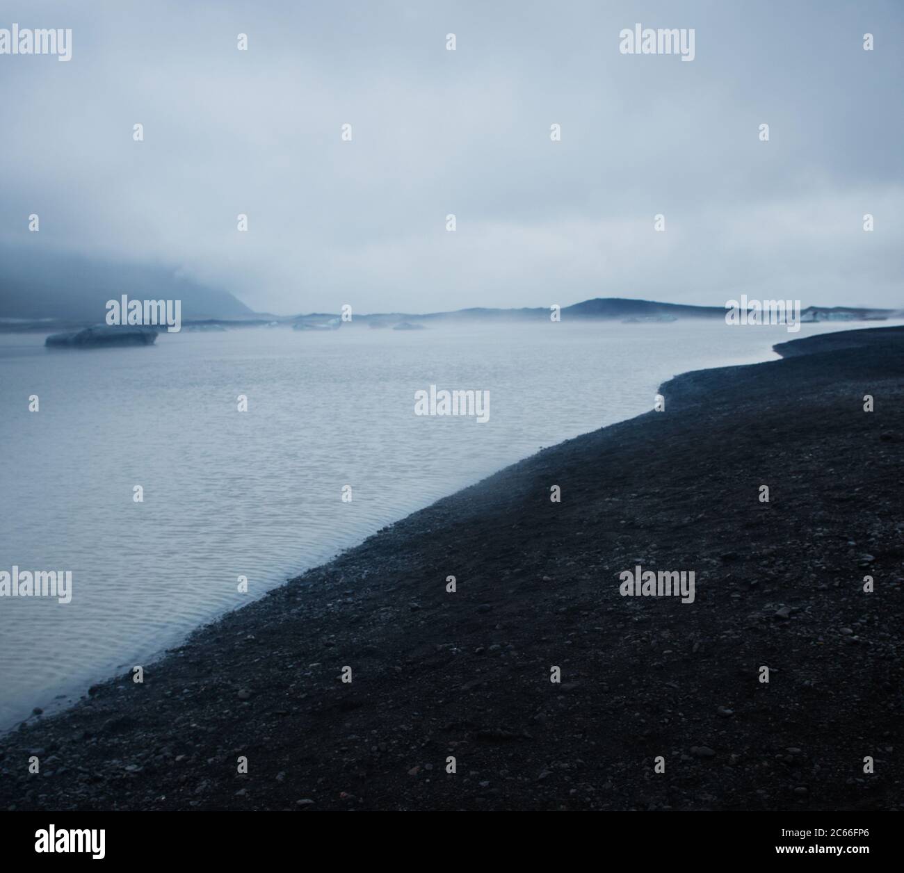 La costa foggy del parco nazionale di Skaftafell, Vatnajökull, Islanda sudorientale, Scandinavia, Europa Foto Stock