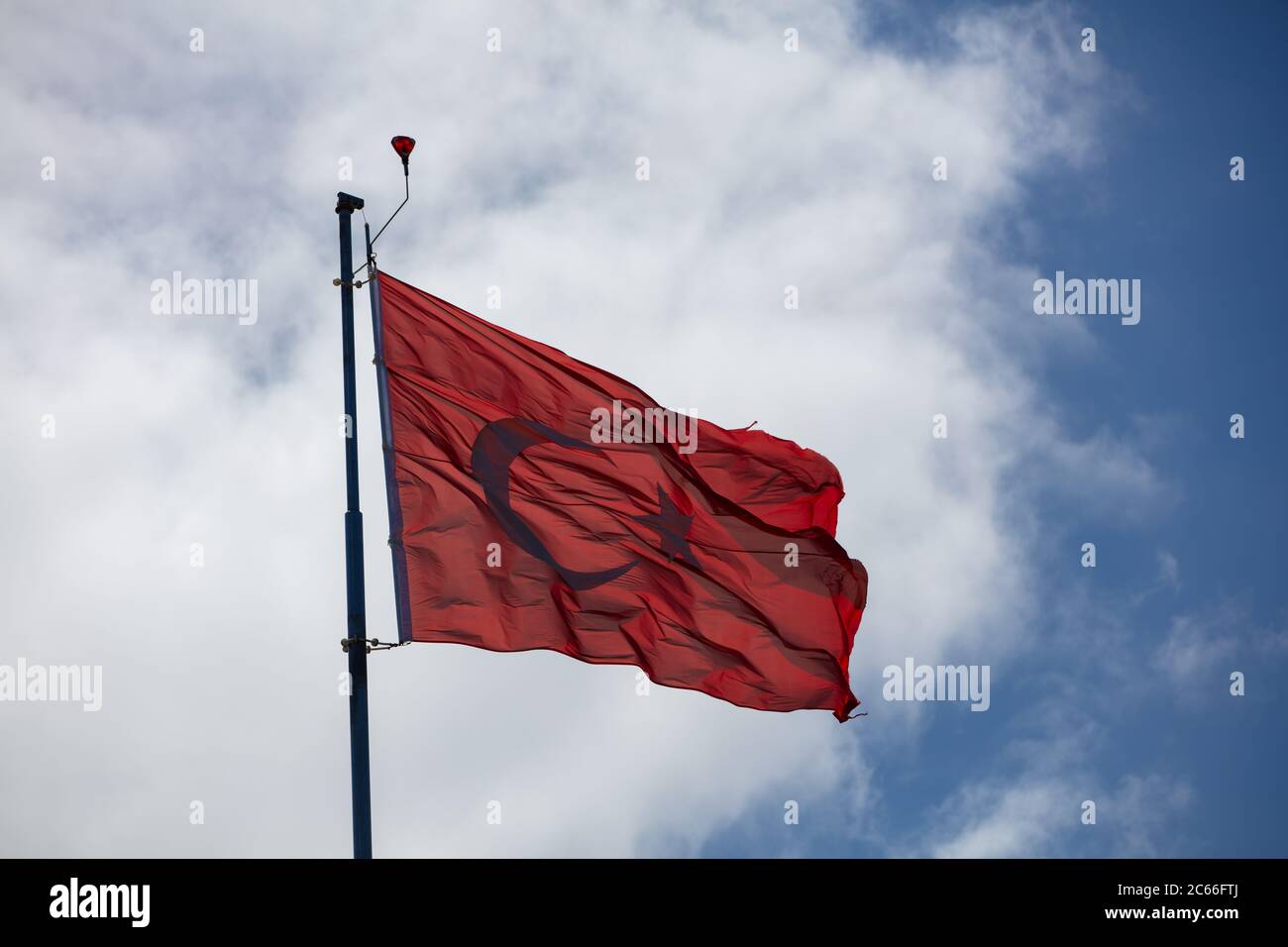 Bandiera turca che sventola nel cielo blu.. Foto Stock