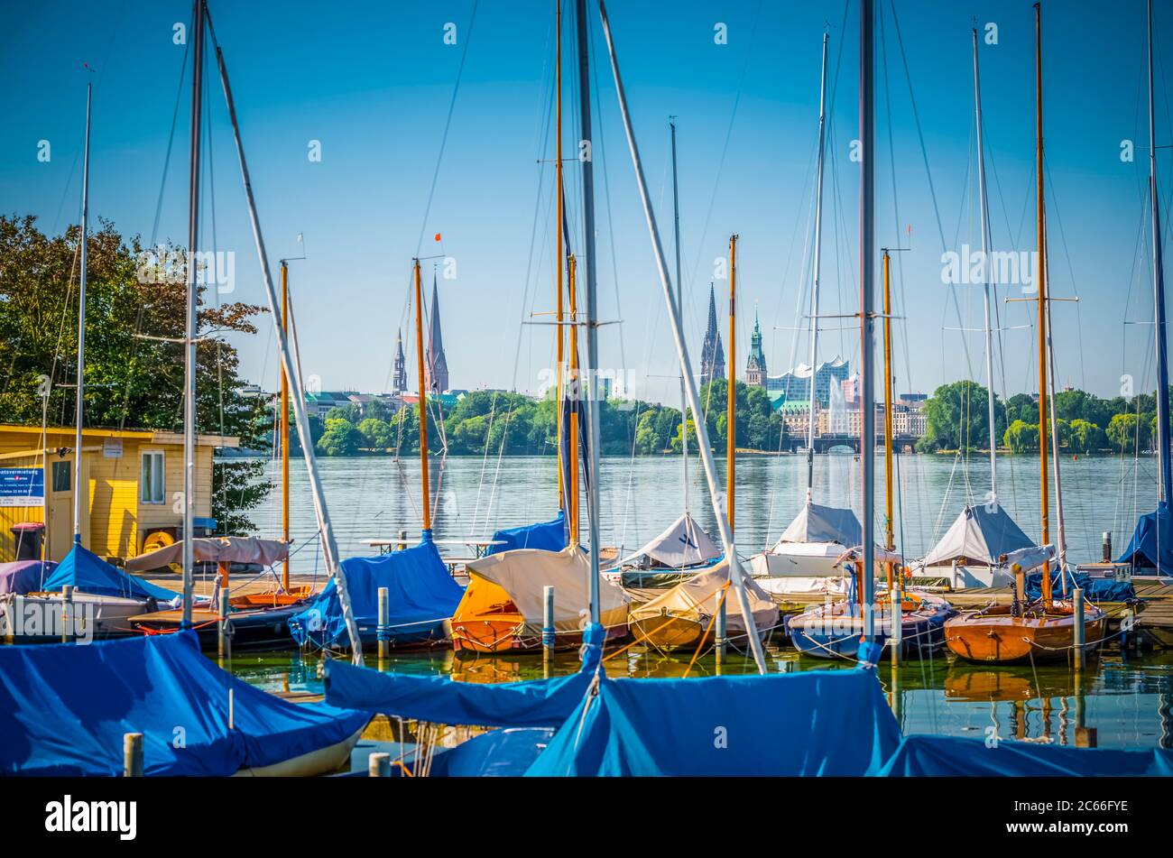 Germania, Amburgo, lago Outer Alster, molo, vela, barca a vela Foto Stock
