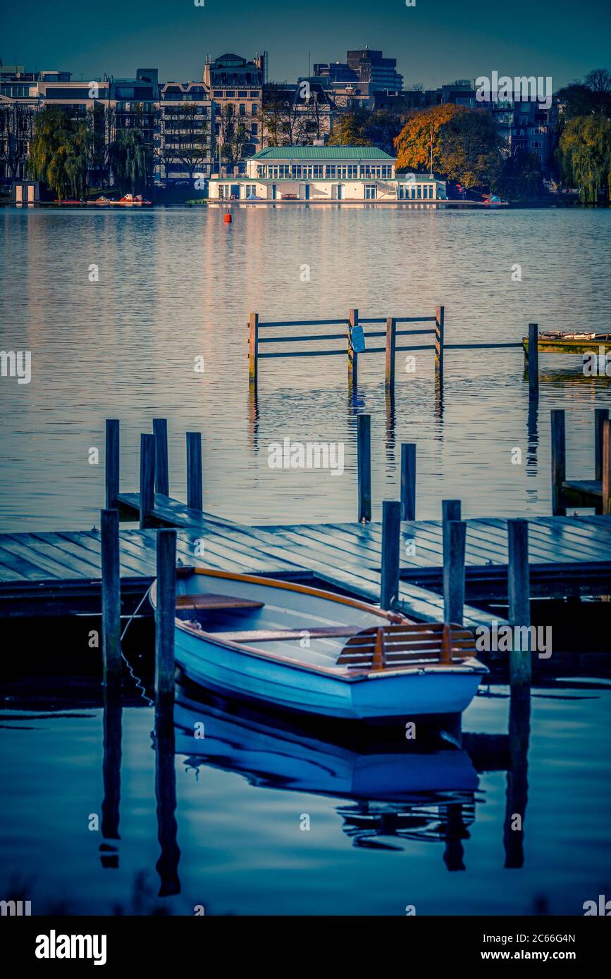 Germania, Amburgo, Lago di Alster esterno, Club di canottaggio Germania, barca a remi Foto Stock