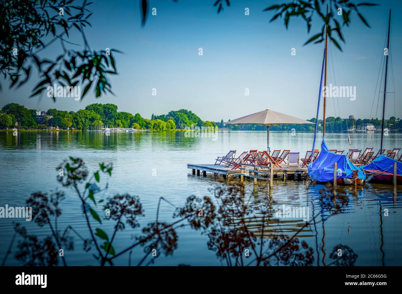 Germania, Amburgo, lago Outer Alster, molo, vela, barca a vela Foto Stock