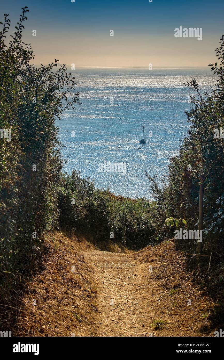 Sentiero escursionistico a Jerbourg Point, o Penisola, è il punto sud-est del Ballwich di Guernsey nel canale inglese. Foto Stock