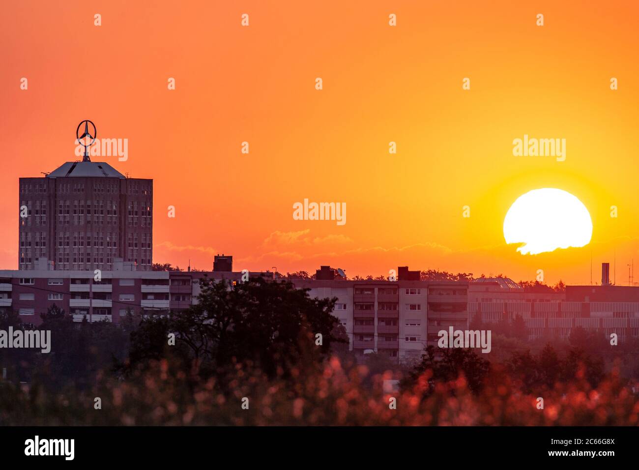 Daimler Building con Mercedes-Benz Star all'alba Foto Stock