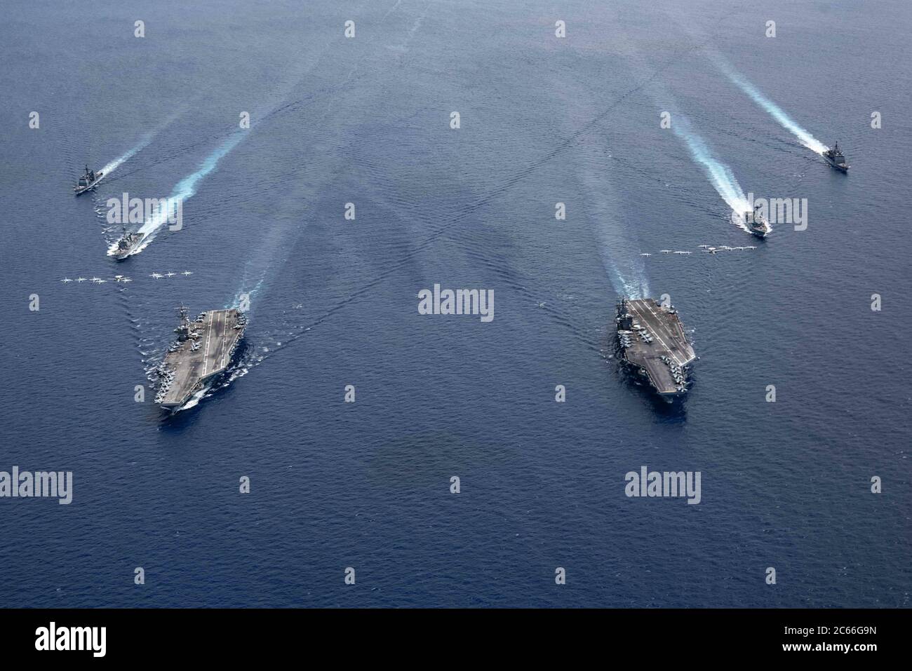 Le portaerei della marina statunitense di classe Nimitz USS Ronald Reagan e USS Nimitz insieme ai loro gruppi di carrier Strike si formano durante le operazioni a doppio vettore il 6 luglio 2020 nel Mar Cinese Meridionale. Foto Stock