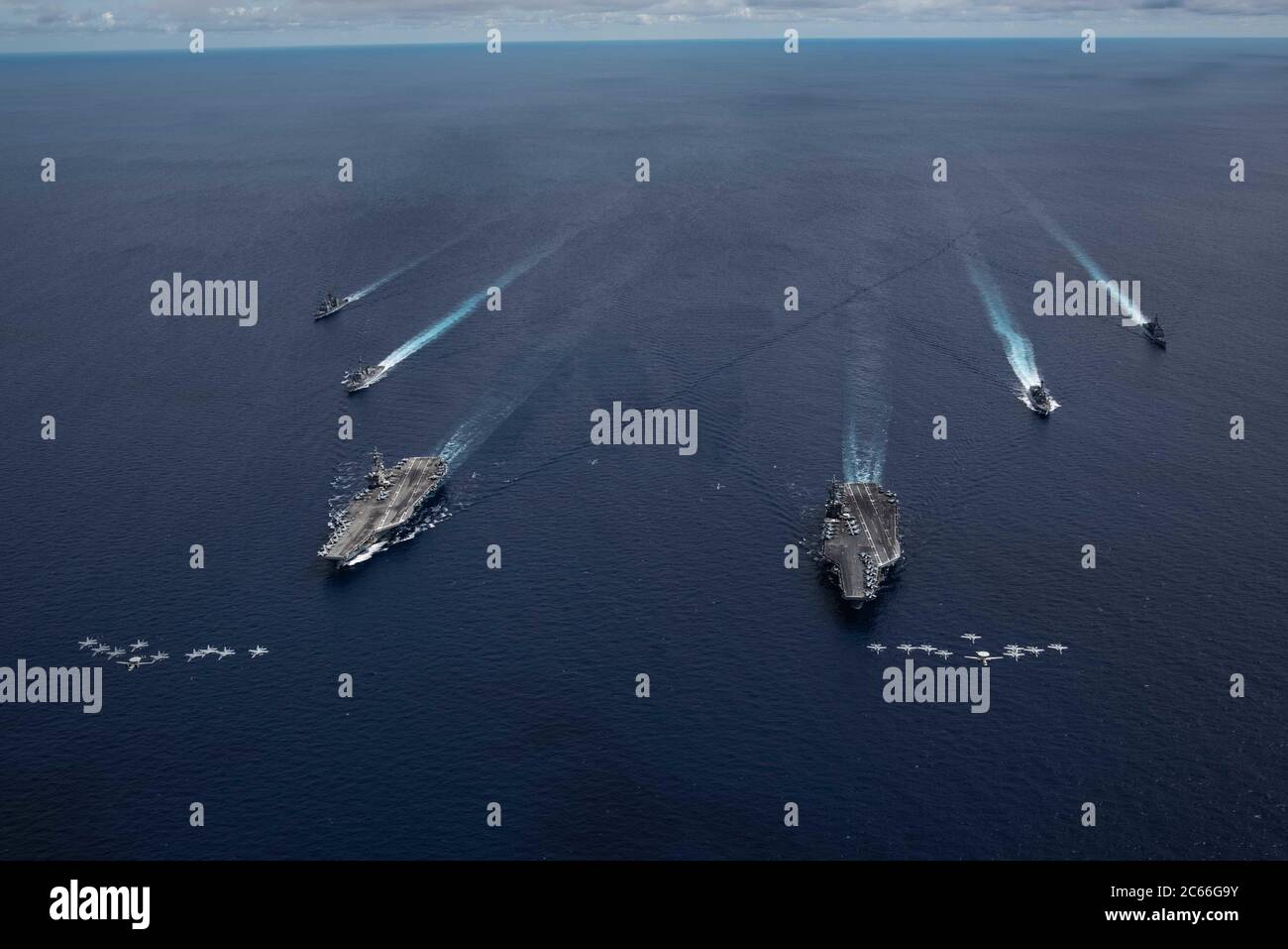 Le portaerei della marina statunitense di classe Nimitz USS Ronald Reagan e USS Nimitz insieme ai loro gruppi di carrier Strike si formano insieme agli aerei di scorta durante le operazioni a doppio vettore il 6 luglio 2020 nel Mar Cinese Meridionale. Foto Stock