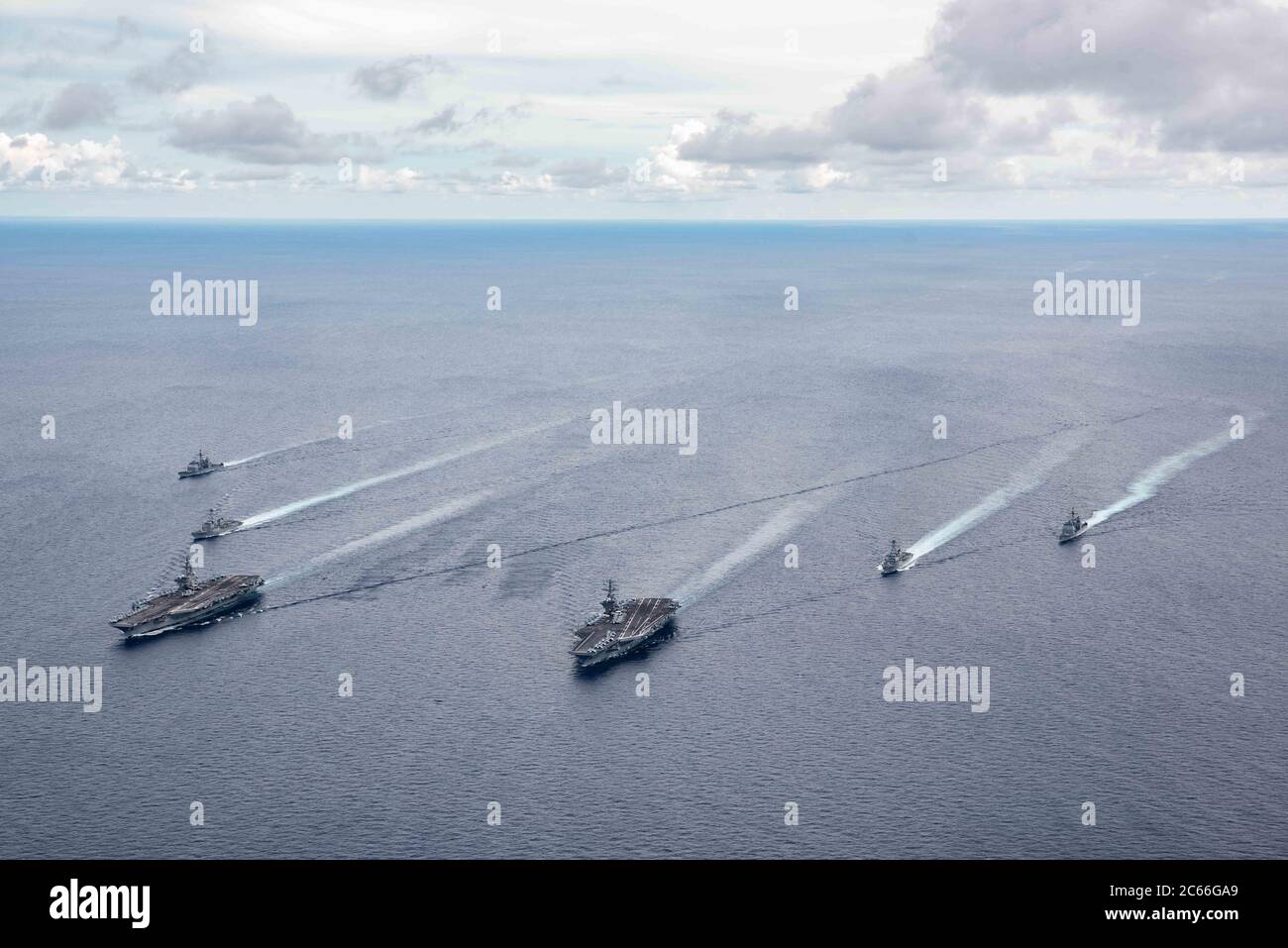 Le portaerei della marina statunitense di classe Nimitz USS Ronald Reagan e USS Nimitz insieme ai loro gruppi di carrier Strike si formano durante le operazioni a doppio vettore il 6 luglio 2020 nel Mar Cinese Meridionale. Foto Stock