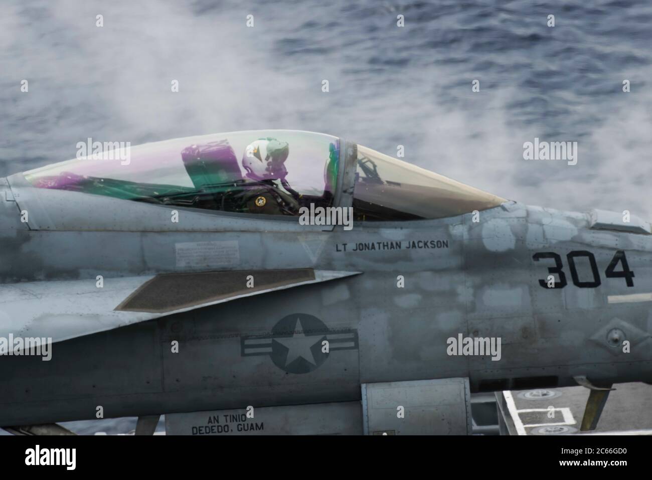 Un aereo da combattimento US Navy F/A-18E Super Hornet attaccato agli Eagles of Strike Fighter Squadron 115, si prepara per il lancio dal ponte di volo della portaerei di classe Nimitz USS Ronald Reagan durante le operazioni a doppio vettore 6 luglio 2020 nel Mar Cinese Meridionale. Foto Stock