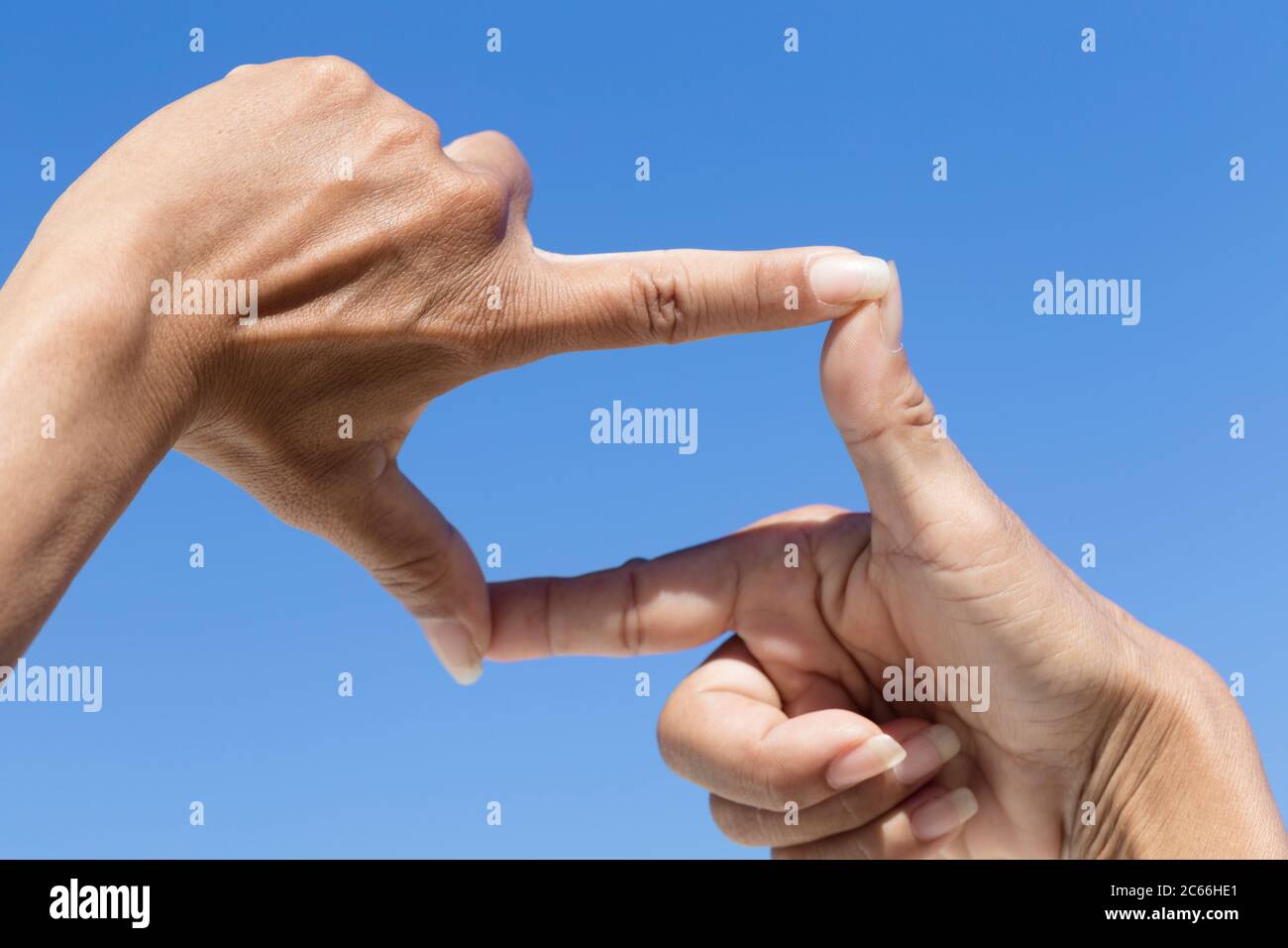 Ragazza rendendo forma quadrata con le mani Foto Stock