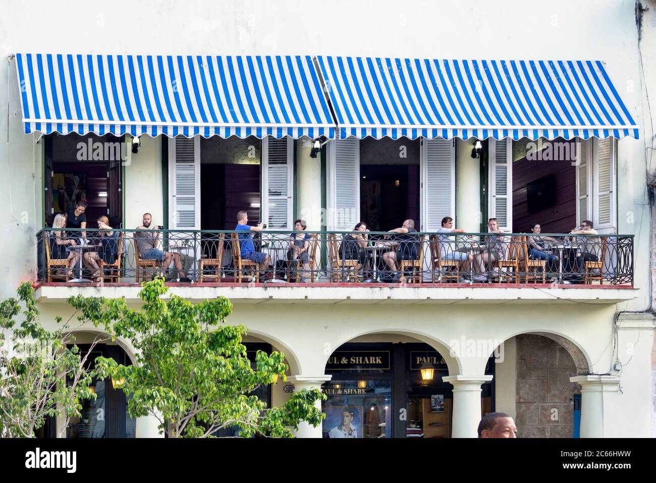Cuba, l'Avana, Plaza Vieja, Palacio Cueto, caffetteria, balcone al primo piano Foto Stock
