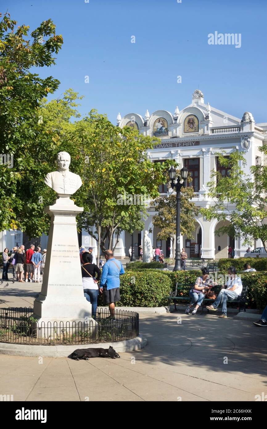 Cuba, l'Avana, Cienfuegos, Parque José Martí, busto Rafael María de Labra Cadrana, parco e Tomas Tomas Terry Foto Stock