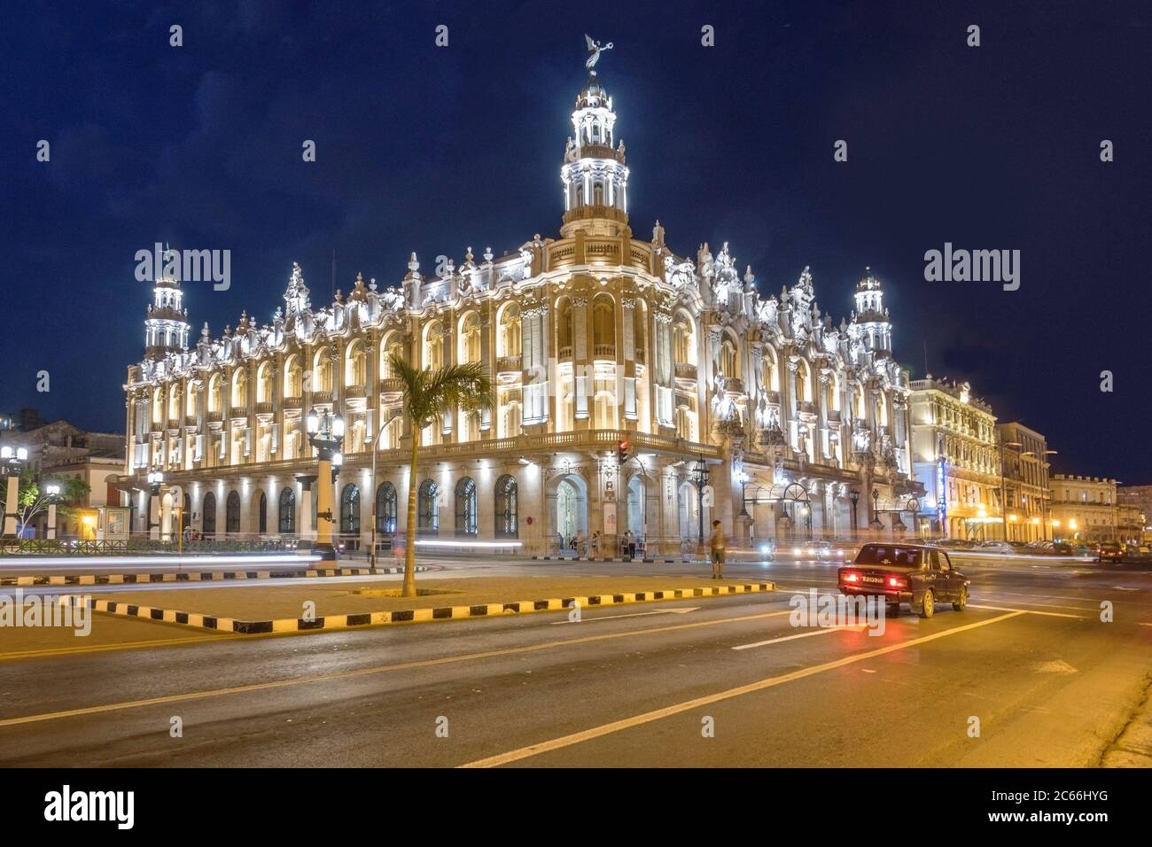 Cuba, l'Avana, Gran Teatro de la Habana, facciata, foto notturna Foto Stock