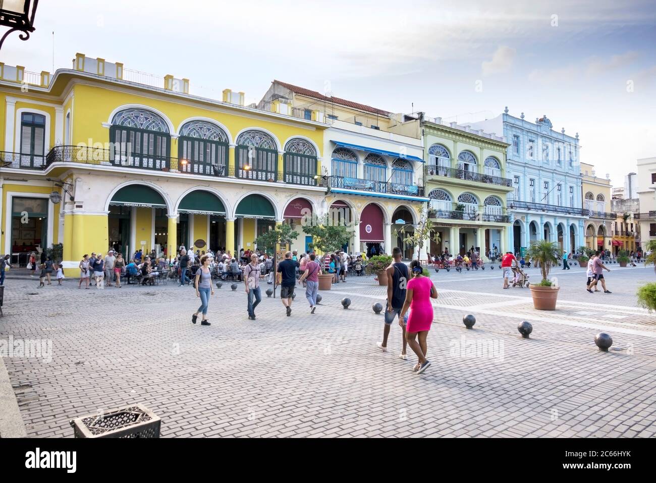 Cuba, l'Avana, Plaza Vieja, facciate colorate, passers-by e caffetteria di strada Foto Stock