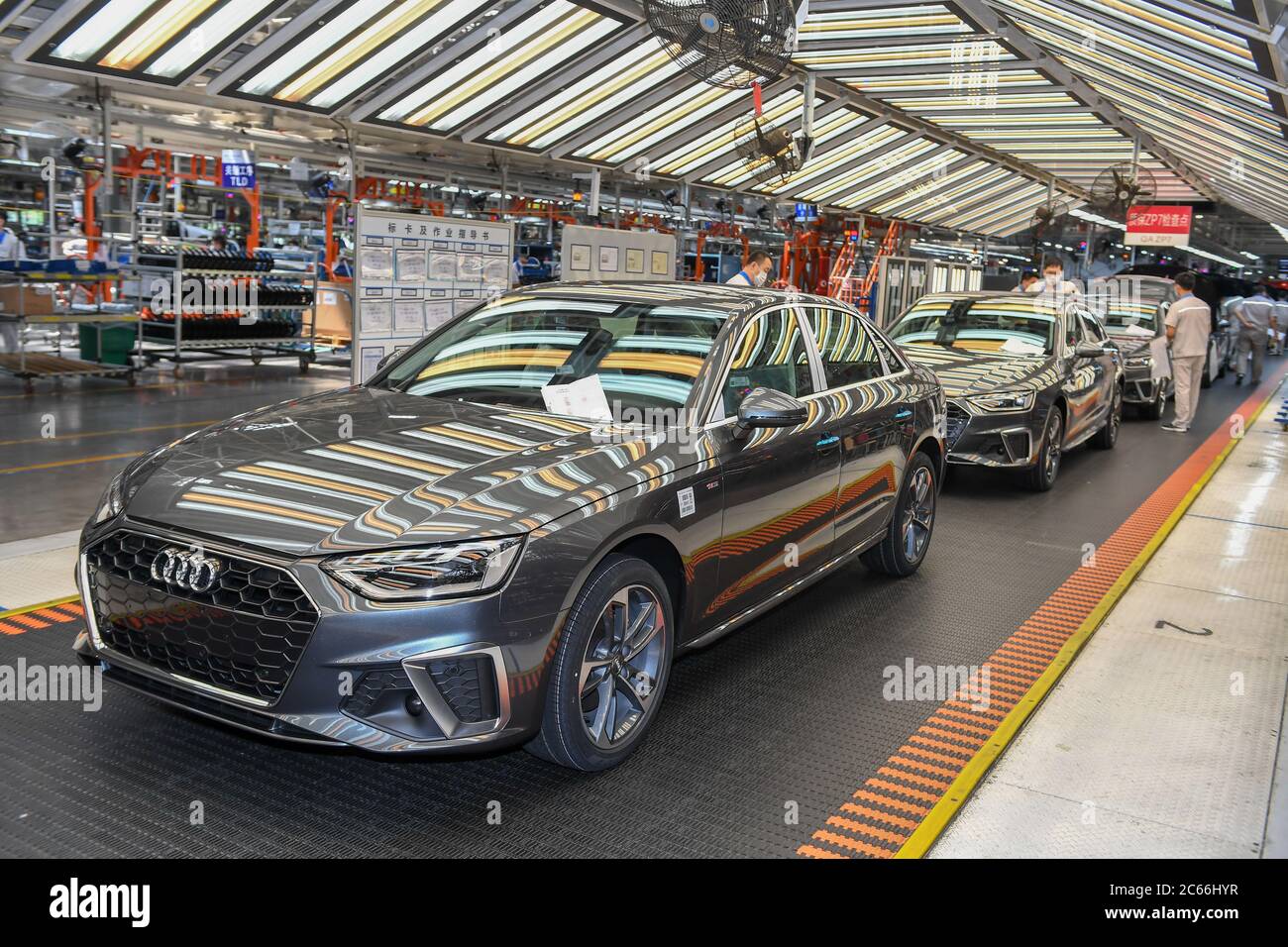 (200707) -- CHANGCHUN, 7 luglio 2020 (Xinhua) -- lavoratori controllano i veicoli in un'officina della FAW-Volkswagen Automobile Co., Ltd. A Changchun, nella provincia di Jilin, nella Cina nordorientale, 19 giugno 2020. Nel primo semestre del 2020, il Gruppo FAW dell'azienda automobilistica cinese ha sgranato 1.62 milioni di veicoli, con un aumento del 1.5% rispetto all'anno precedente, mentre le sue vendite hanno raggiunto i 1.63 milioni, con un aumento del 2.3% rispetto all'anno precedente. (Xinhua/Zhang Nan) Foto Stock