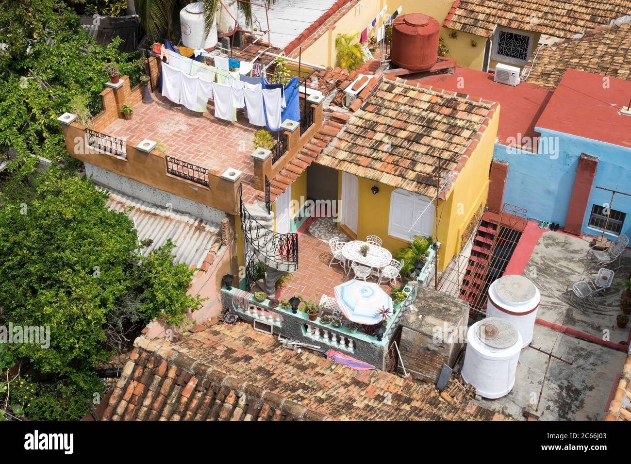 Cuba, Trinidad, tortuoso terrazzo sul tetto con scala Foto Stock