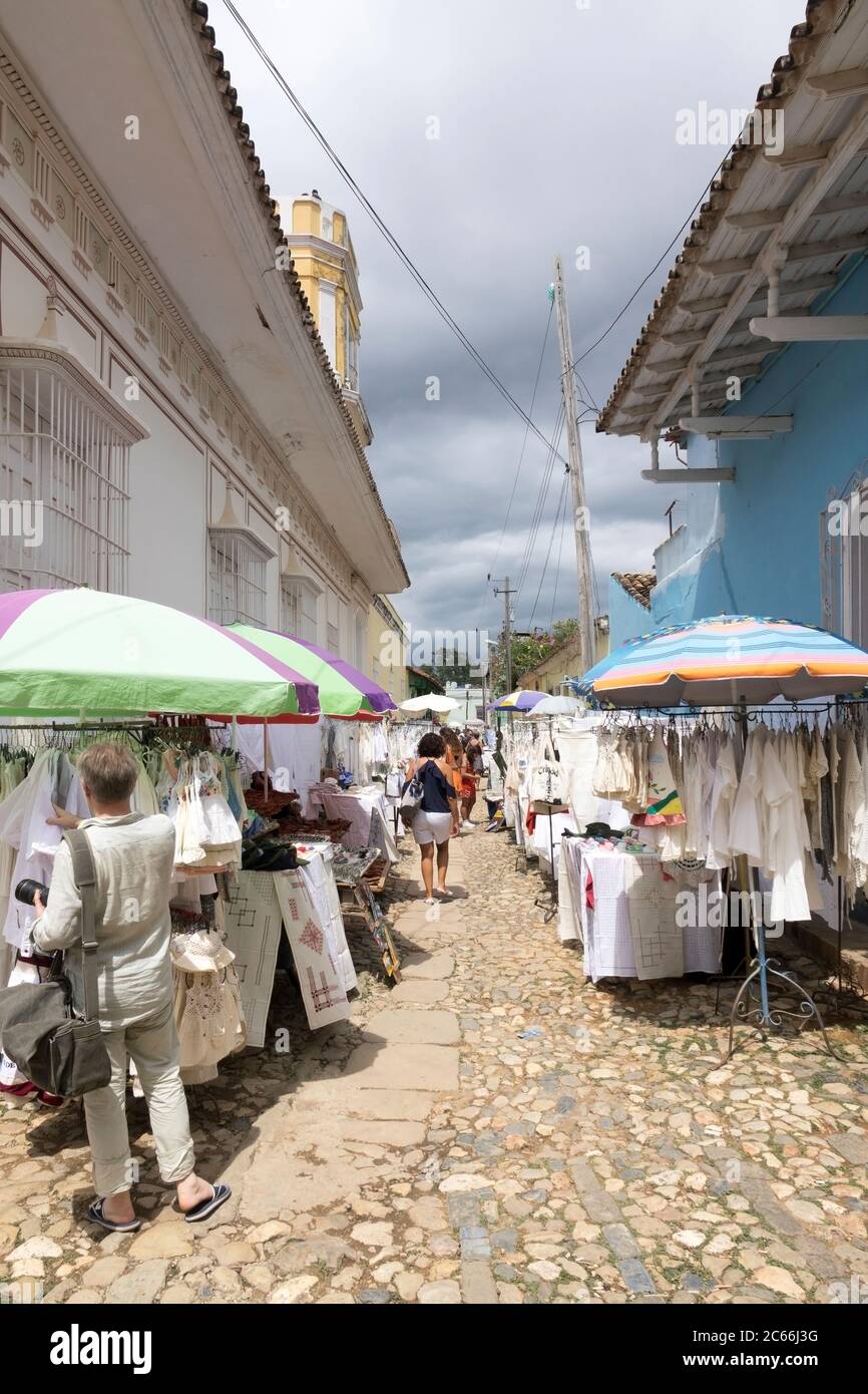 Cuba, Cienfuegos, Trinidad, vicolo con bancarelle Foto Stock