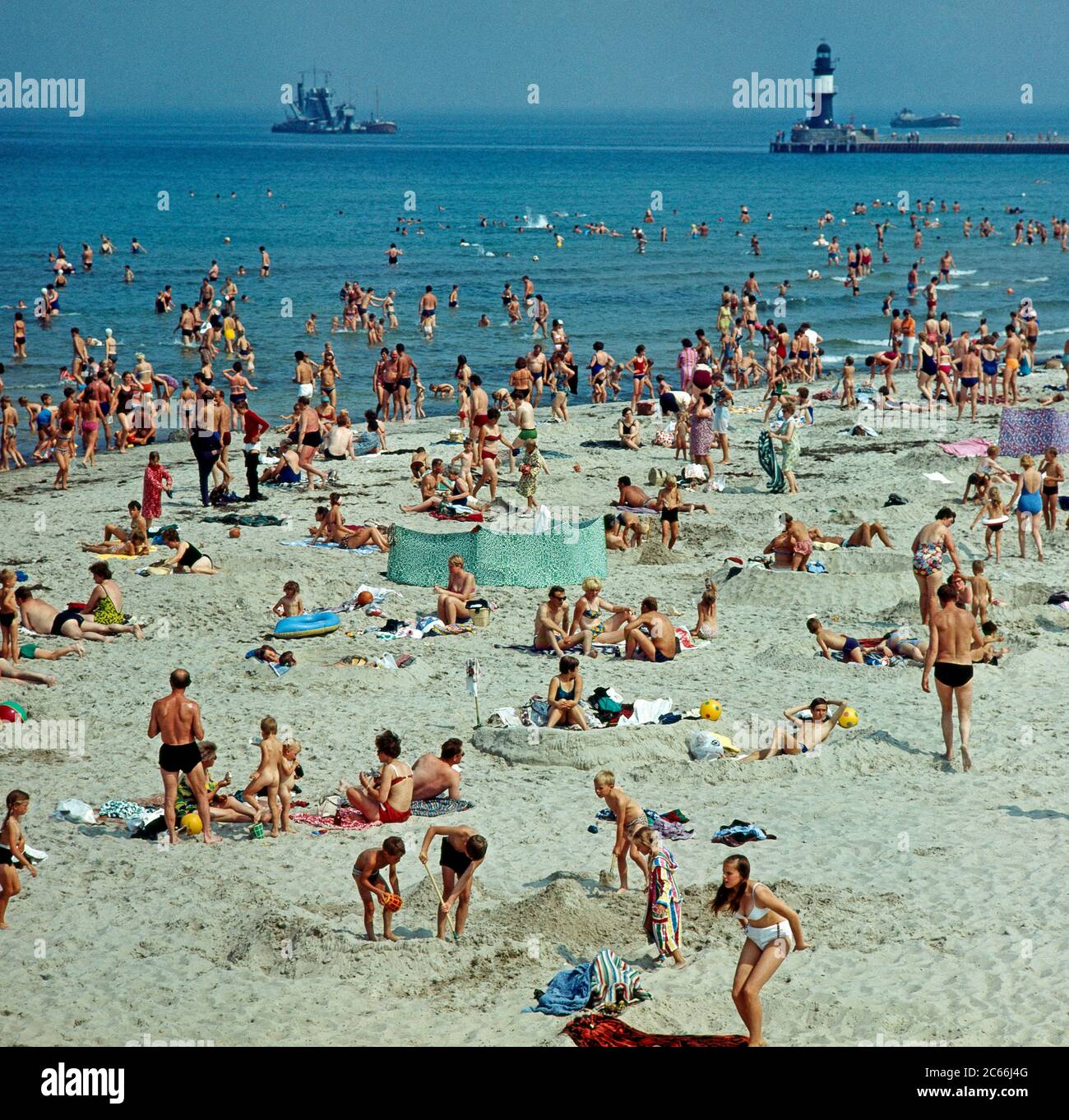 FDGB (Freier Deutscher Gewerkschaftsbund, Federazione sindacale della Germania libera) vacanzieri sulla spiaggia sabbiosa di Warnemünde, località balneare sul Mar Baltico, GDR Foto Stock