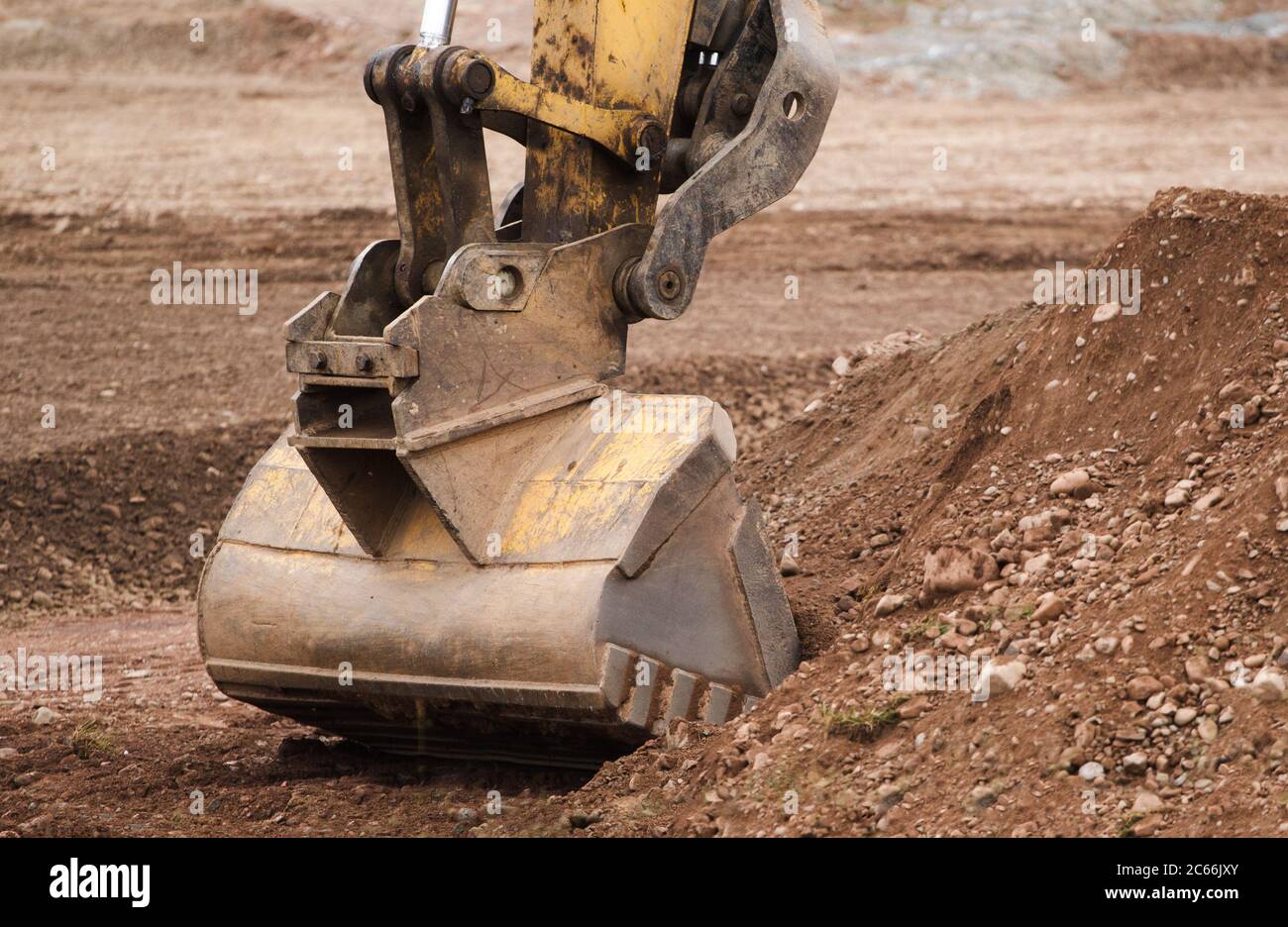 Benna dell'escavatore in funzione nel cantiere Foto Stock