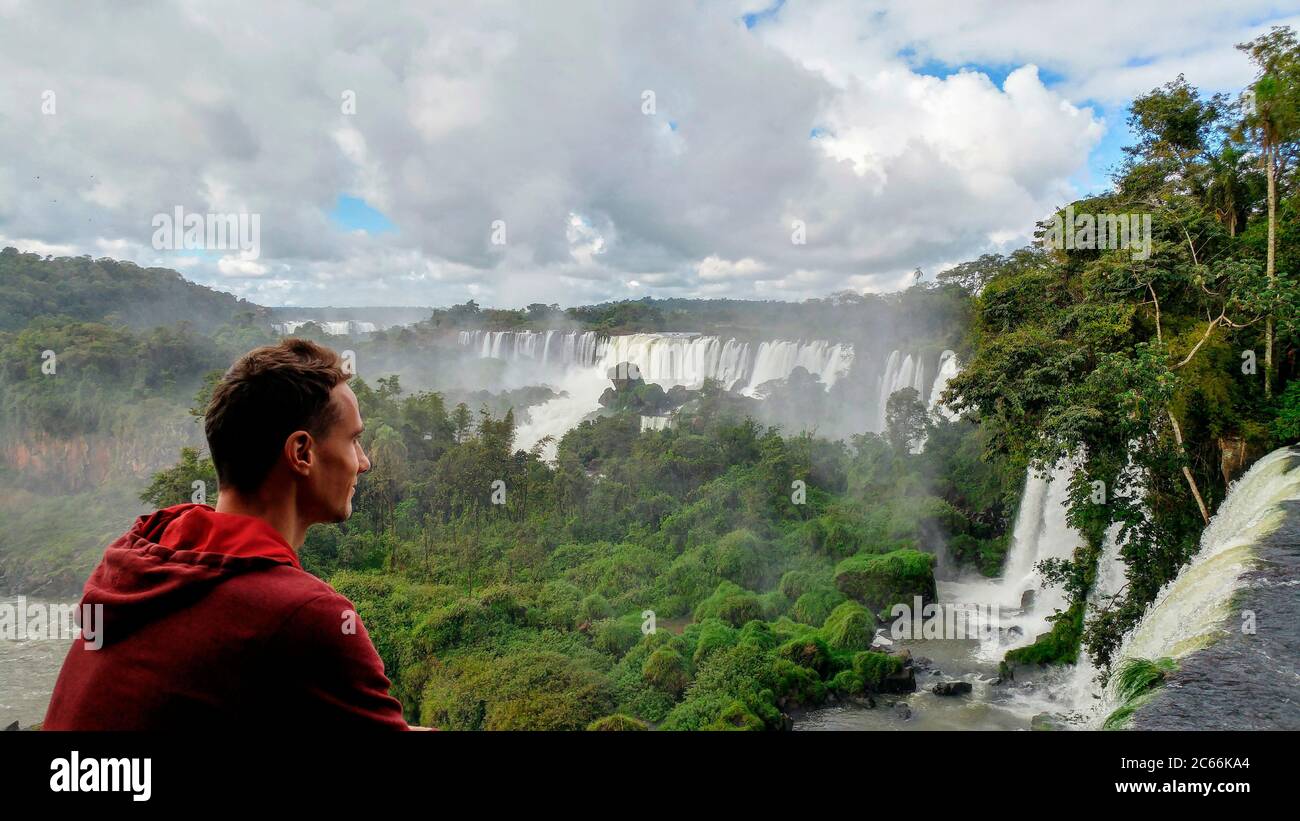Persona di fronte alle cascate di Iguacu, Argentina Foto Stock