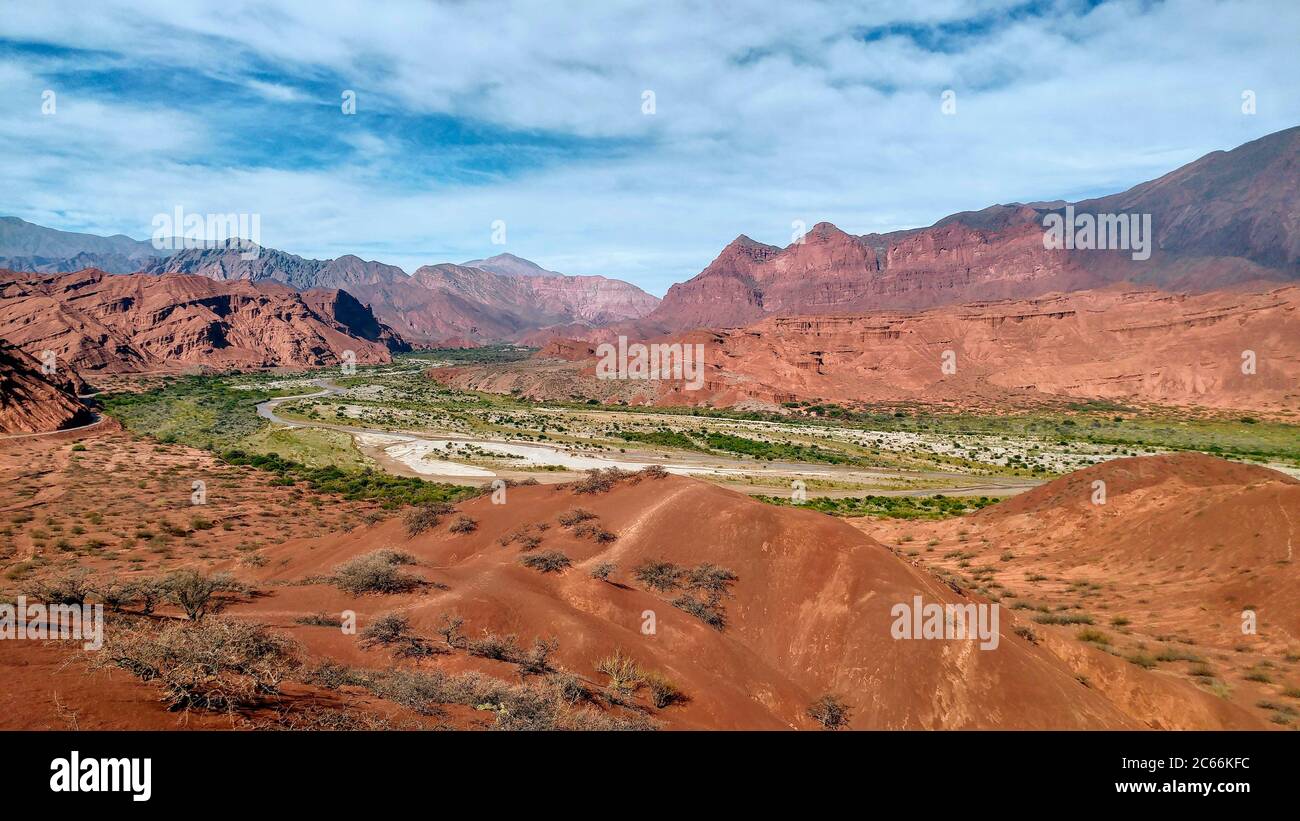 Oasi verde con fiume, nel mezzo di un canyon, Argentina Foto Stock