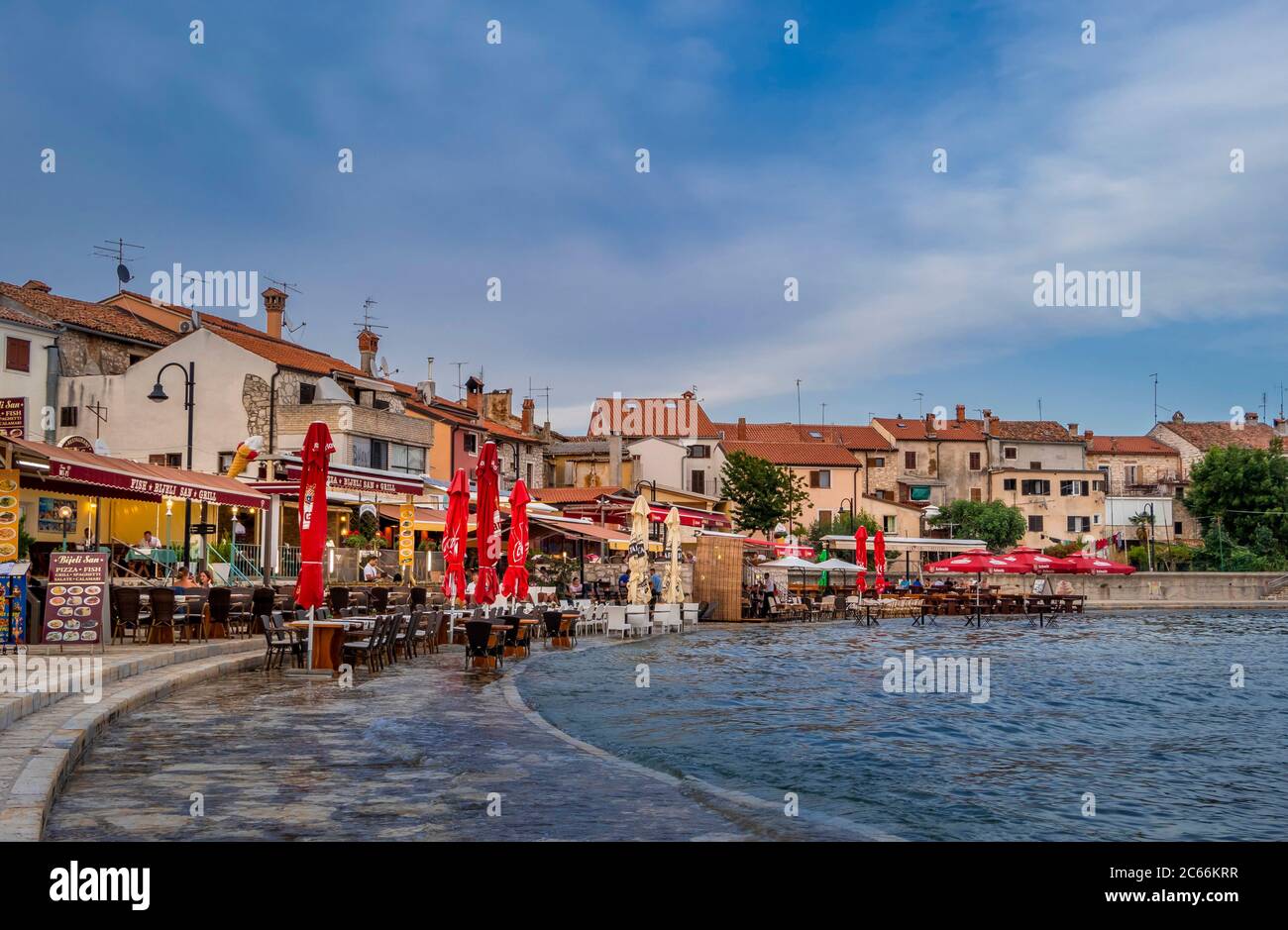 Ristoranti sul mare ad alta marea, Umag, Istria, Croazia, Europa Foto Stock