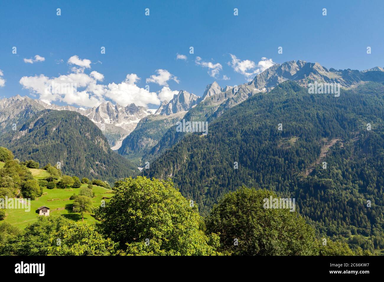 Val Bondasca - Vista dello Sciore, del Pizzo Cengalo e del Badile da Soglio Foto Stock