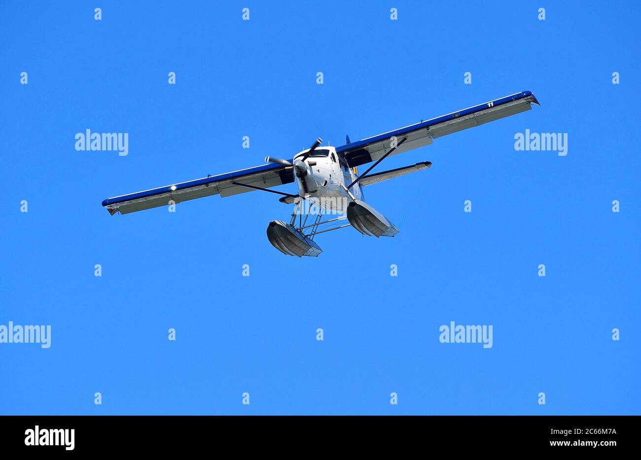 Un unico piano di galleggiamento del motore che vola su uno sfondo blu del cielo. Foto Stock