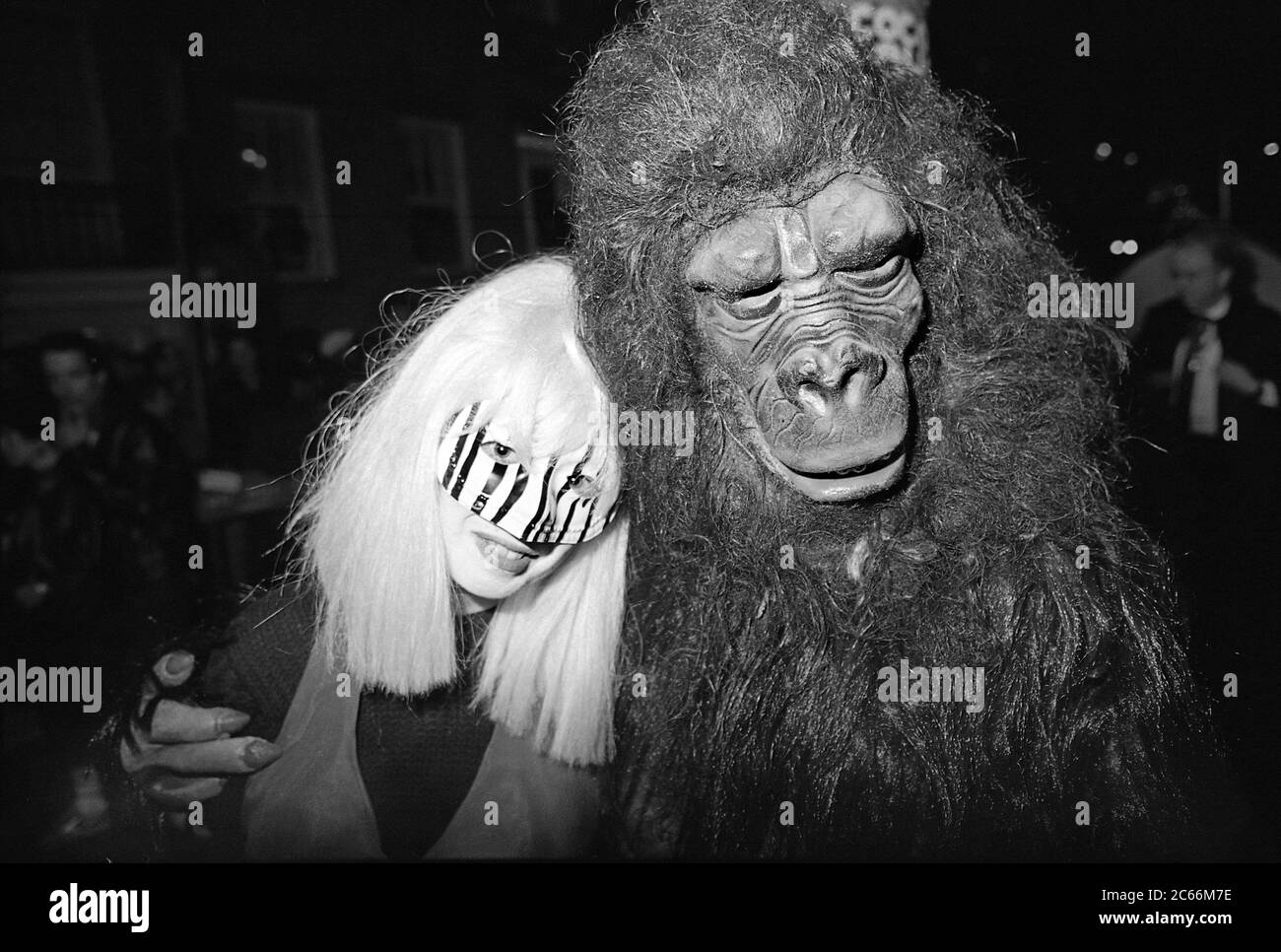 Ape & Friend al Greenwich Village Halloween Parade, New York City, USA negli anni '80 fotografato con film in bianco e nero di notte. Foto Stock