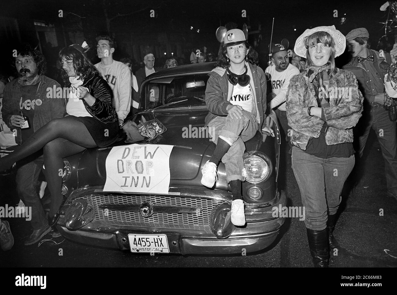 Dew Drop Inn al Greenwich Village Halloween Parade, New York City, USA negli anni '80 fotografato con film in bianco e nero di notte. Foto Stock