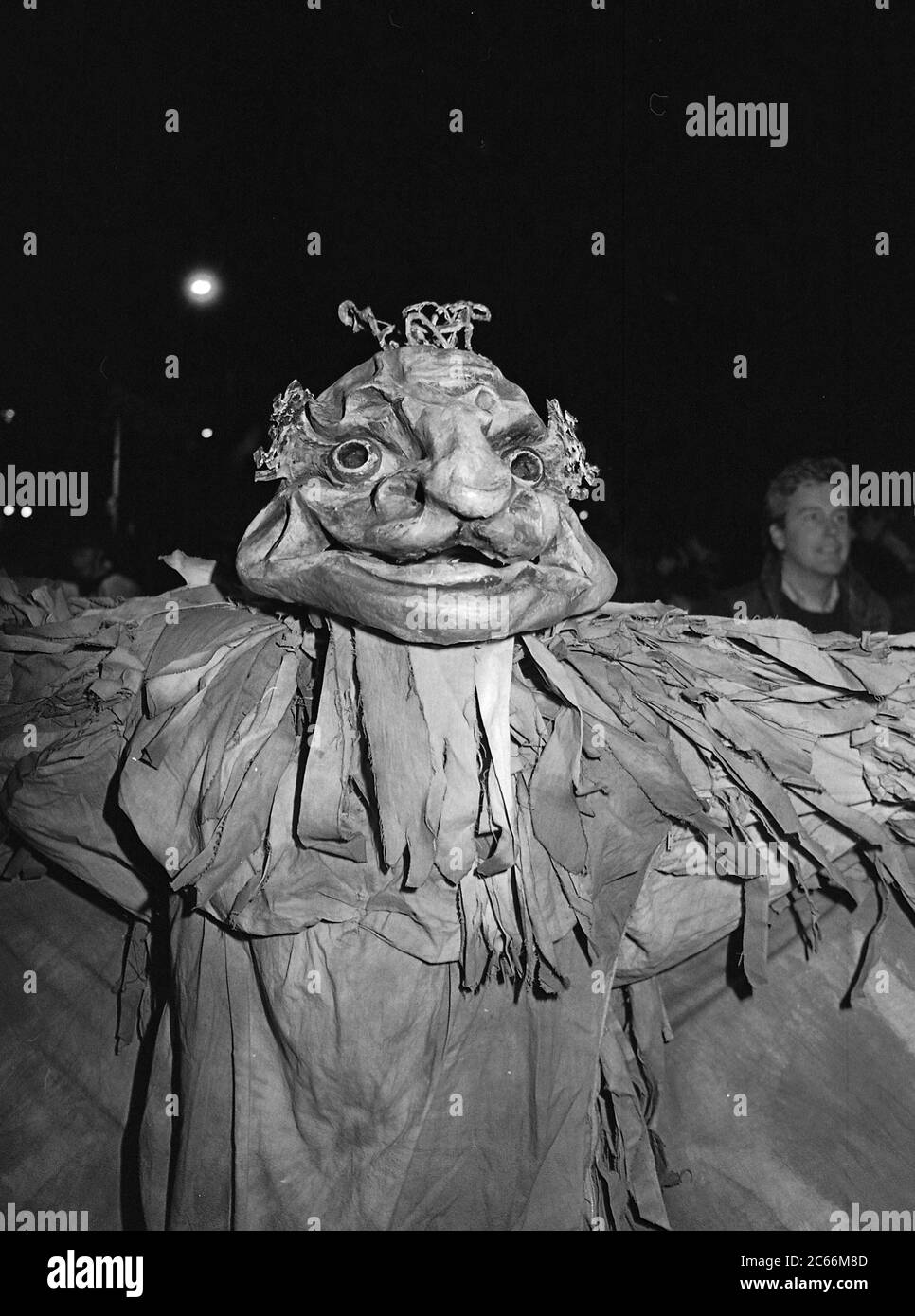 Costume creativo al Greenwich Village Halloween Parade, New York City, USA negli anni '80 fotografato con film in bianco e nero di notte. Foto Stock