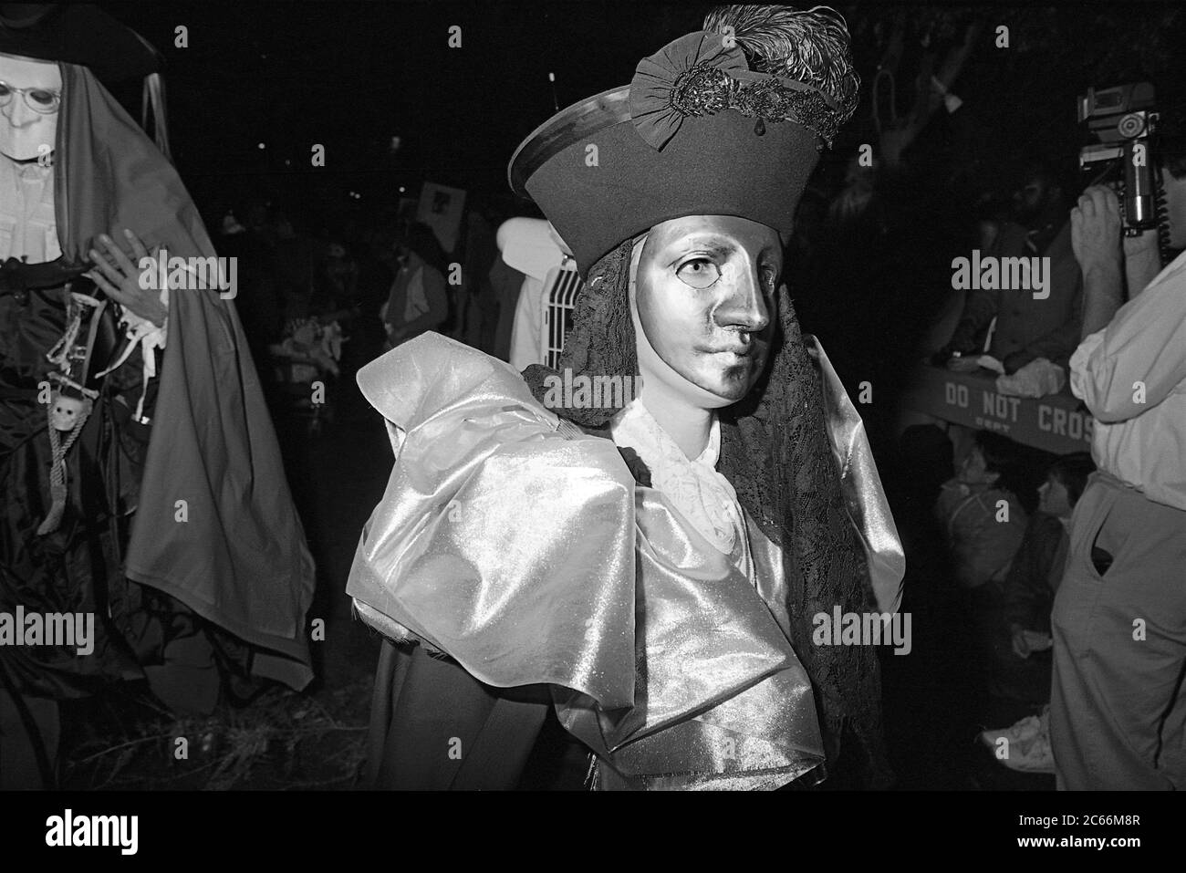 Partecipante alla Greenwich Village Halloween Parade, New York City, USA negli anni '80 fotografato con film in bianco e nero di notte. Foto Stock